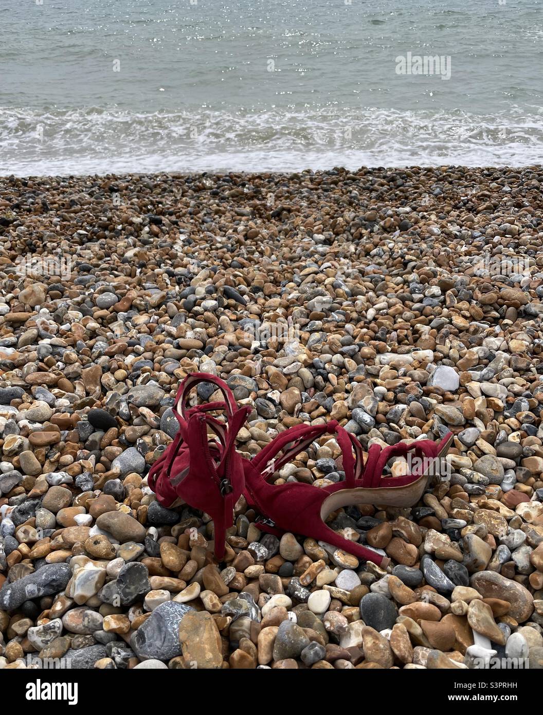 La mattina dopo. A sinistra sulla spiaggia. Probabilmente una pagaia a tarda notte la sera prima. Era Brighton, quindi forse una festa di galline! Foto Stock