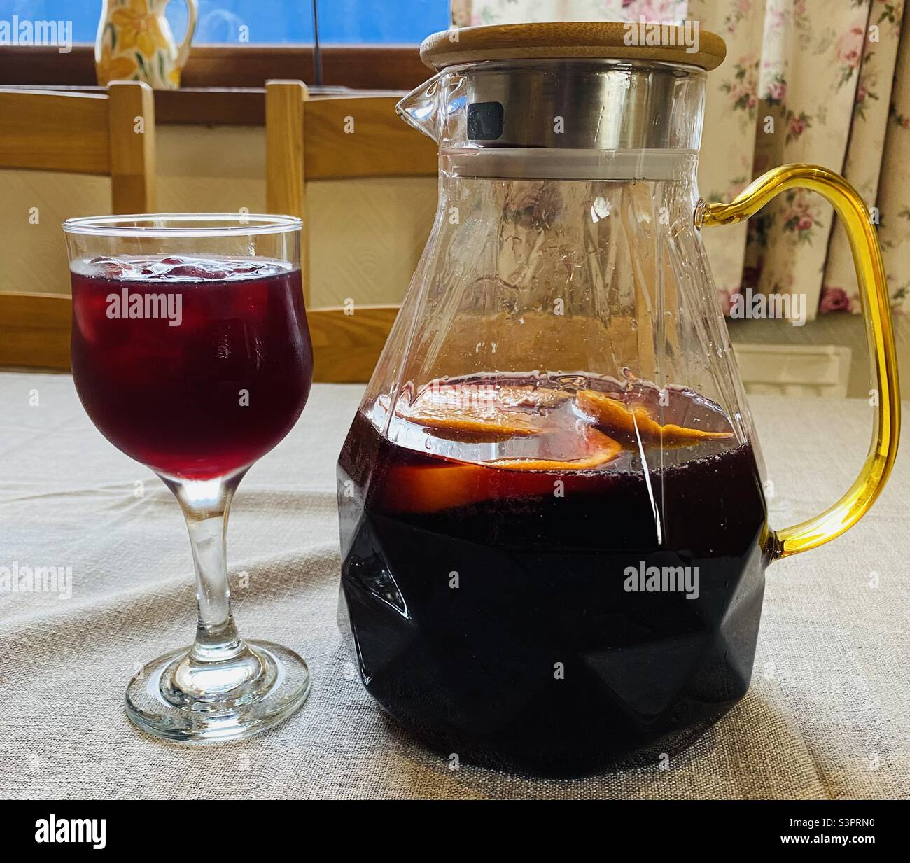 Sangria. 16 aprile 2022. - Immagine stock catturata con smartphone