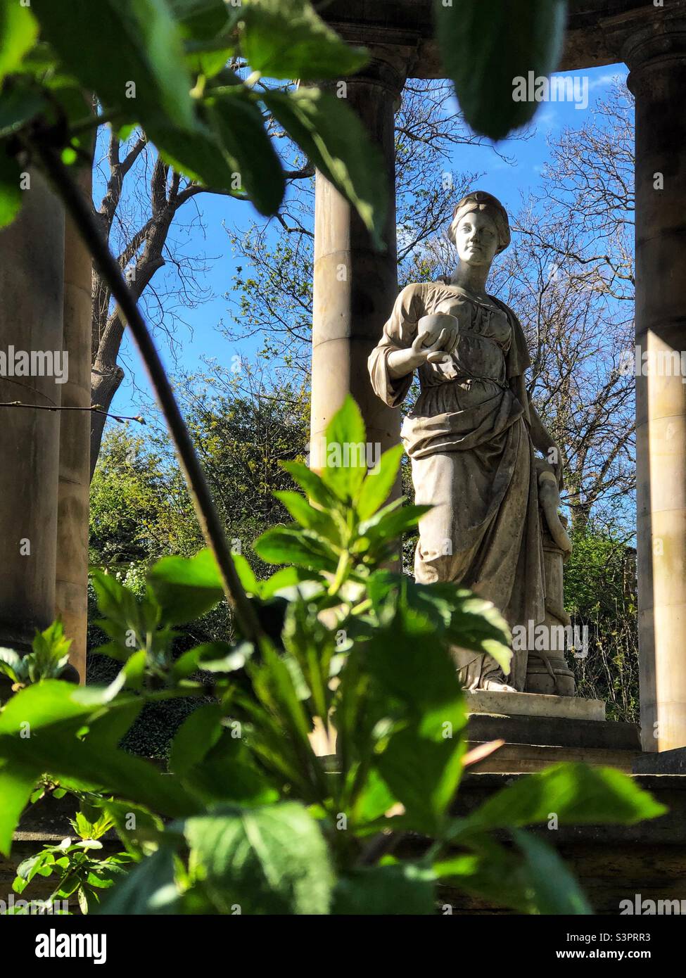 San Bernardo e statua di Hygieia, Edimburgo - Immagine stock catturata con smartphone