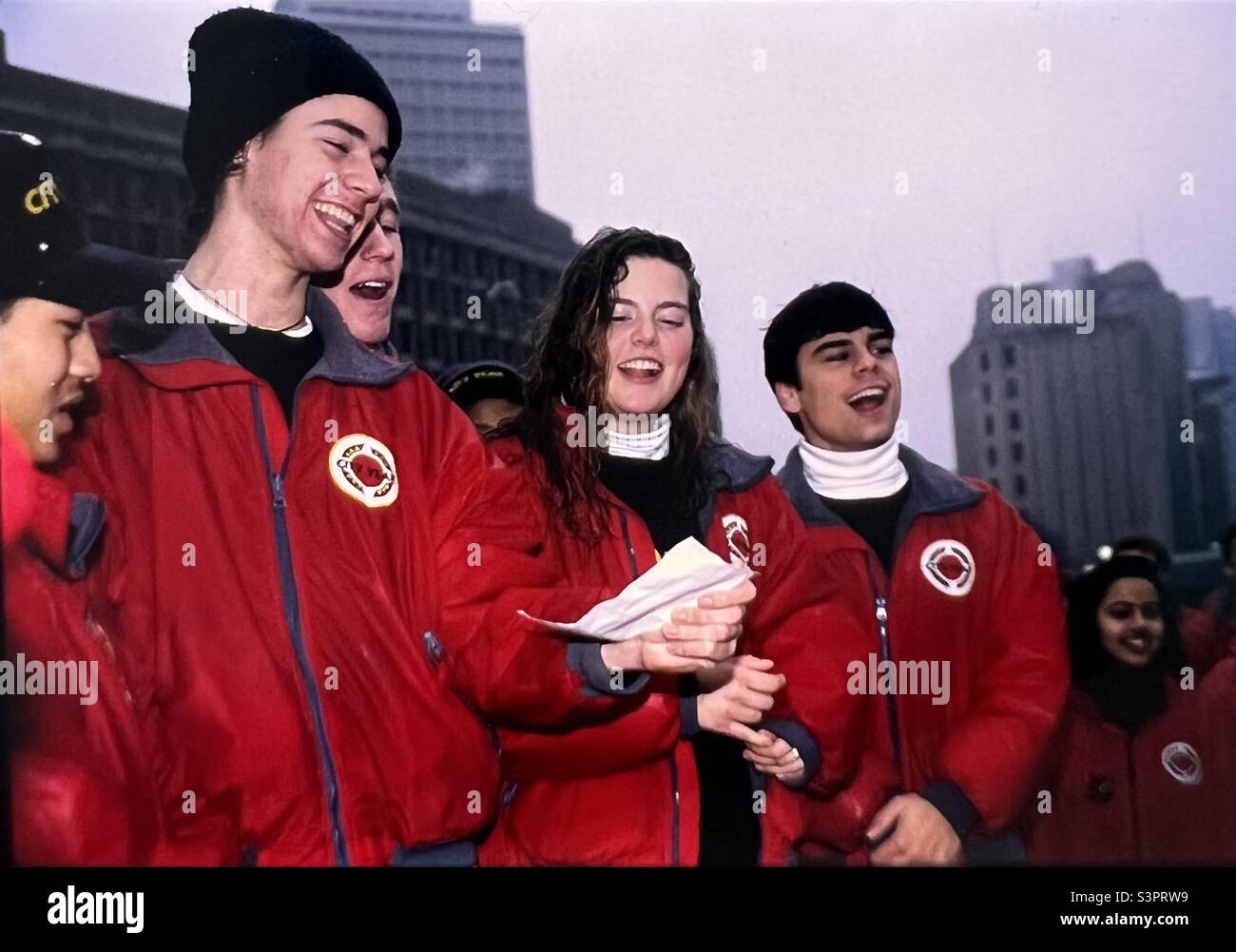 Lavoratori giovani dell'anno della città che riuniscono il City Hall plaza di Boston Foto Stock