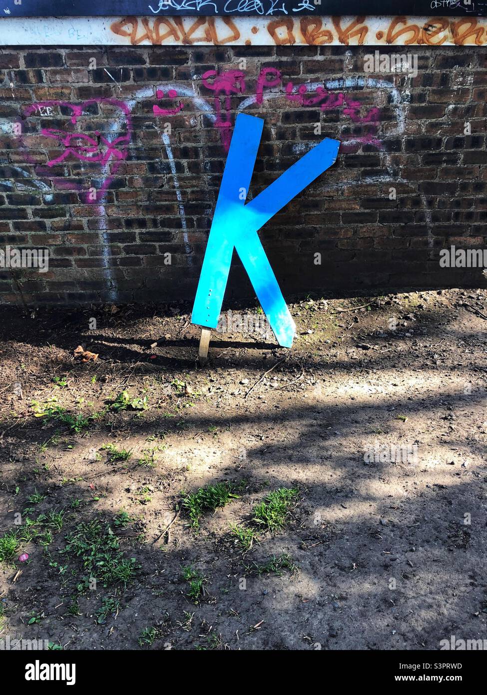 Lettera in legno grande abbandonata K Foto Stock