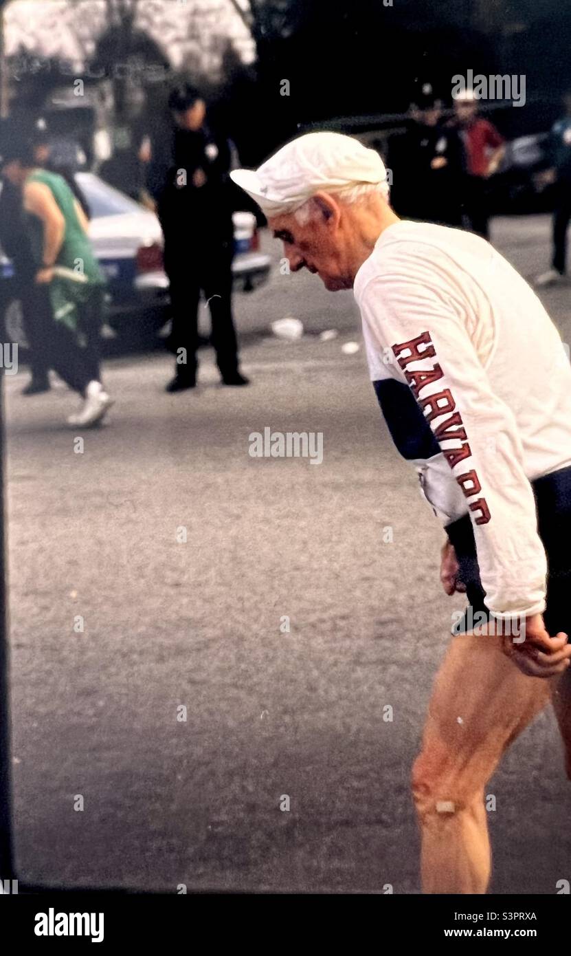 Due volte la leggenda del vincitore della maratona di Boston Johnny Kelley all'età di 84 in 1992 correndo la maratona completa di Boston Foto Stock