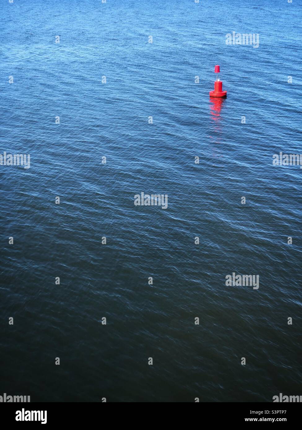 Boa di navigazione in acqua Foto Stock