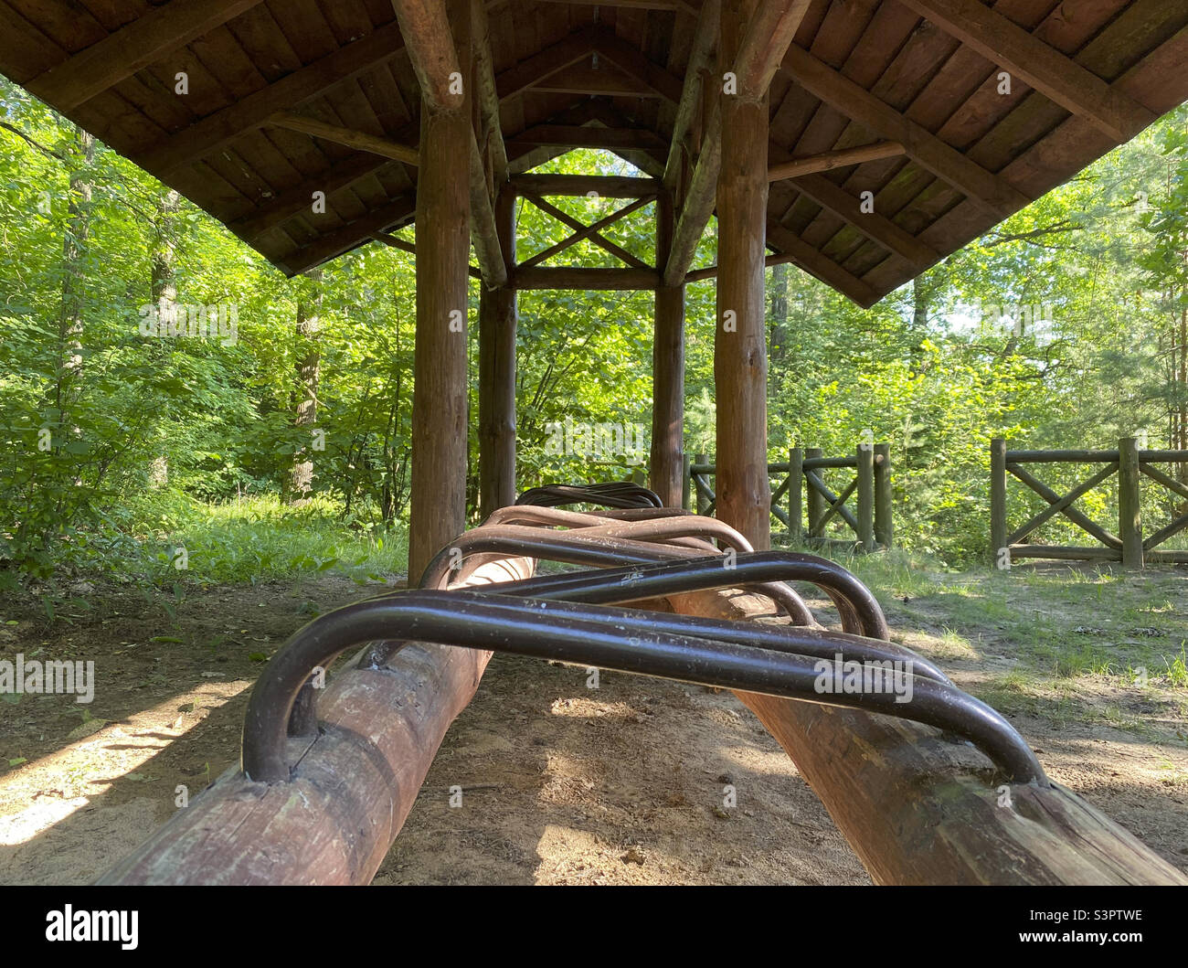 Gazebo in legno per ciclisti in vacanza. Parcheggio per biciclette Gazebo Foto Stock