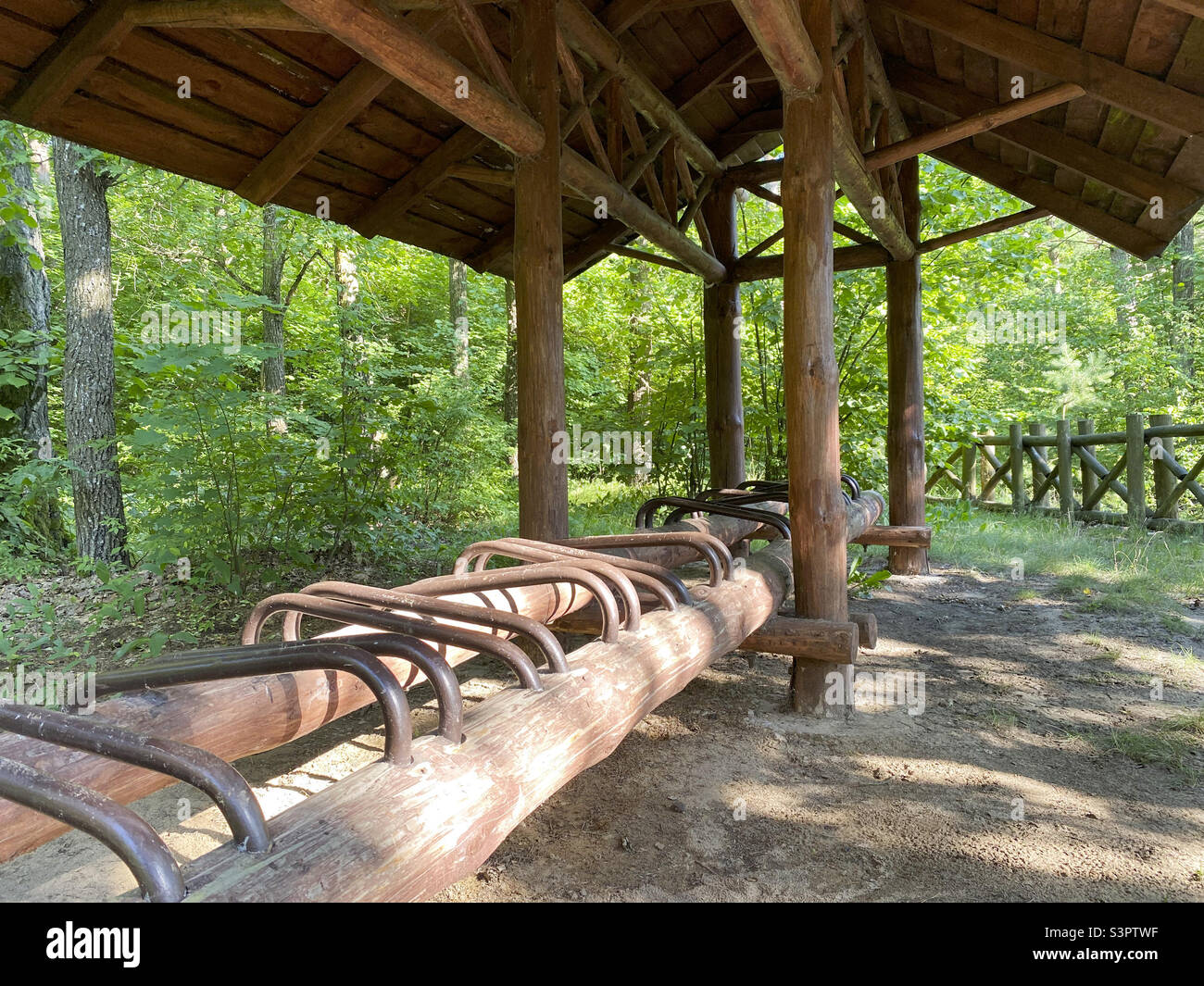 Gazebo in legno per ciclisti in vacanza. Parcheggio per biciclette Gazebo Foto Stock Gazebo in legno per ciclisti in vacanza. Parcheggio per biciclette Gazebo Foto Stock