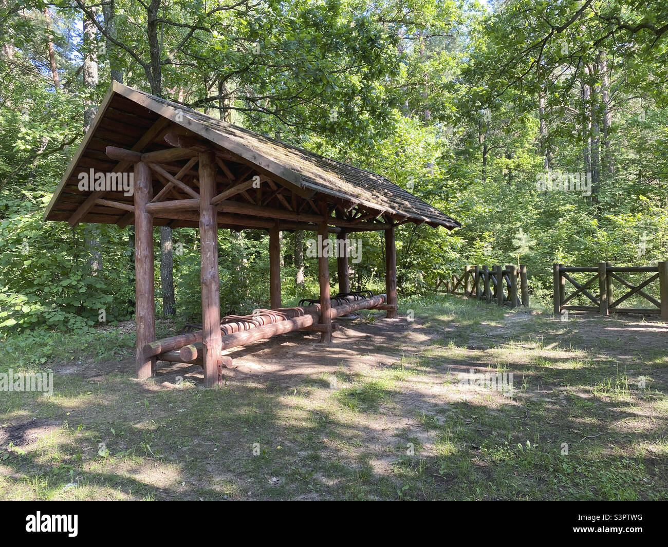 Gazebo in legno per ciclisti in vacanza. Parcheggio per biciclette Gazebo Foto Stock Gazebo in legno per ciclisti in vacanza. Parcheggio per biciclette Gazebo Foto Stock