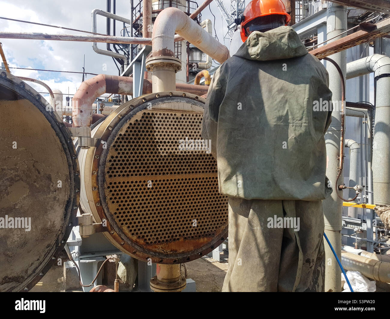 Pulizia dell'attrezzatura di scambio termico con un'unità idraulica ad alta pressione. Lavaggio dello scambiatore di calore a guscio e a tubo Foto Stock