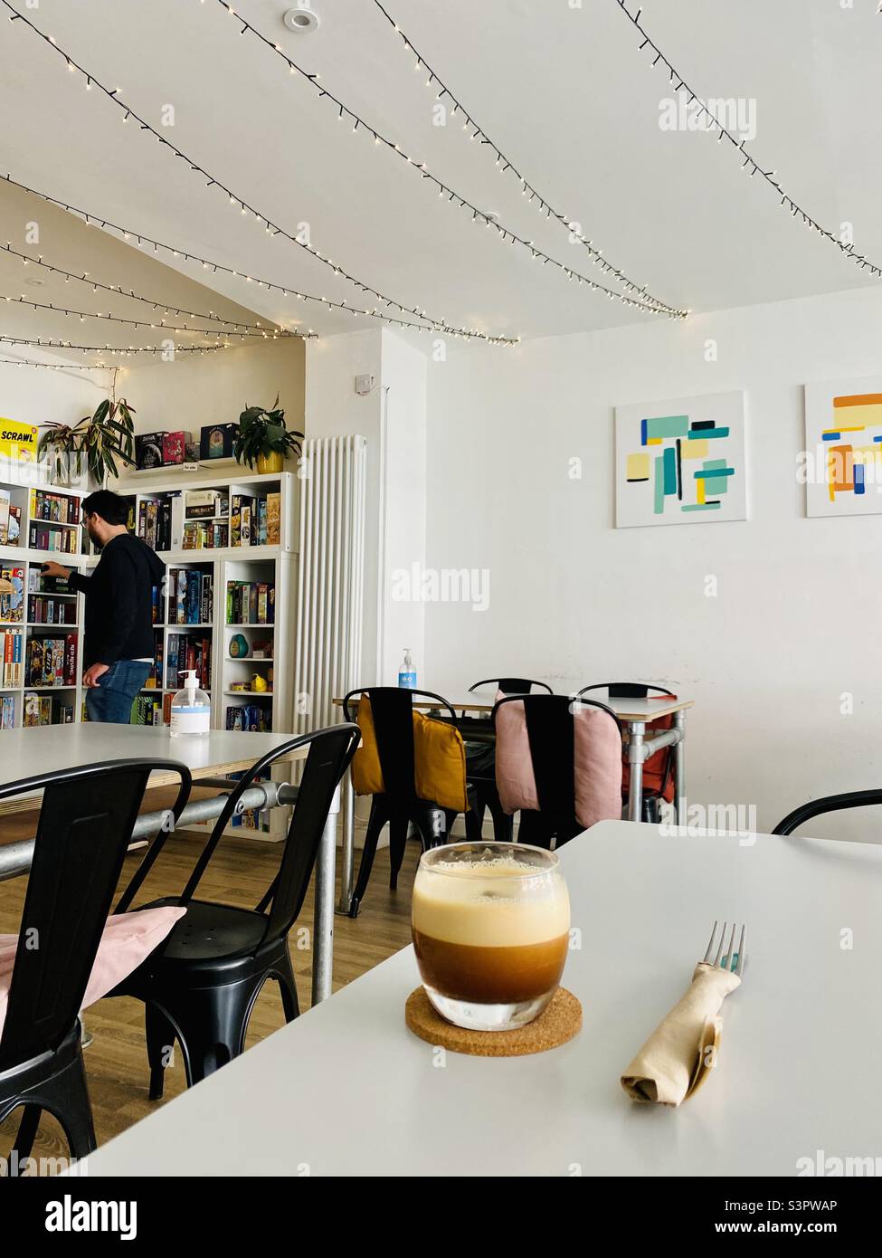 Gustare un espresso martini in “Slice and dice” - un bar e caffetteria con giochi da tavolo a base di piante con sede nella città di Norwich, East Anglia, Inghilterra, Regno Unito Foto Stock