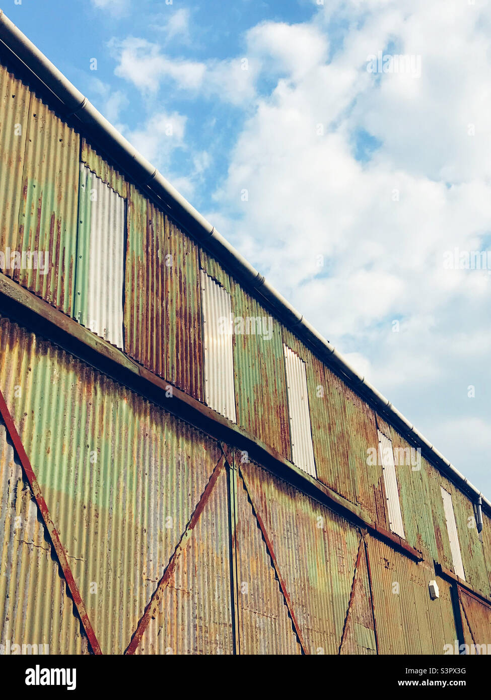 Un vecchio magazzino a Bristol rivestito di metallo ondulato verde Foto Stock