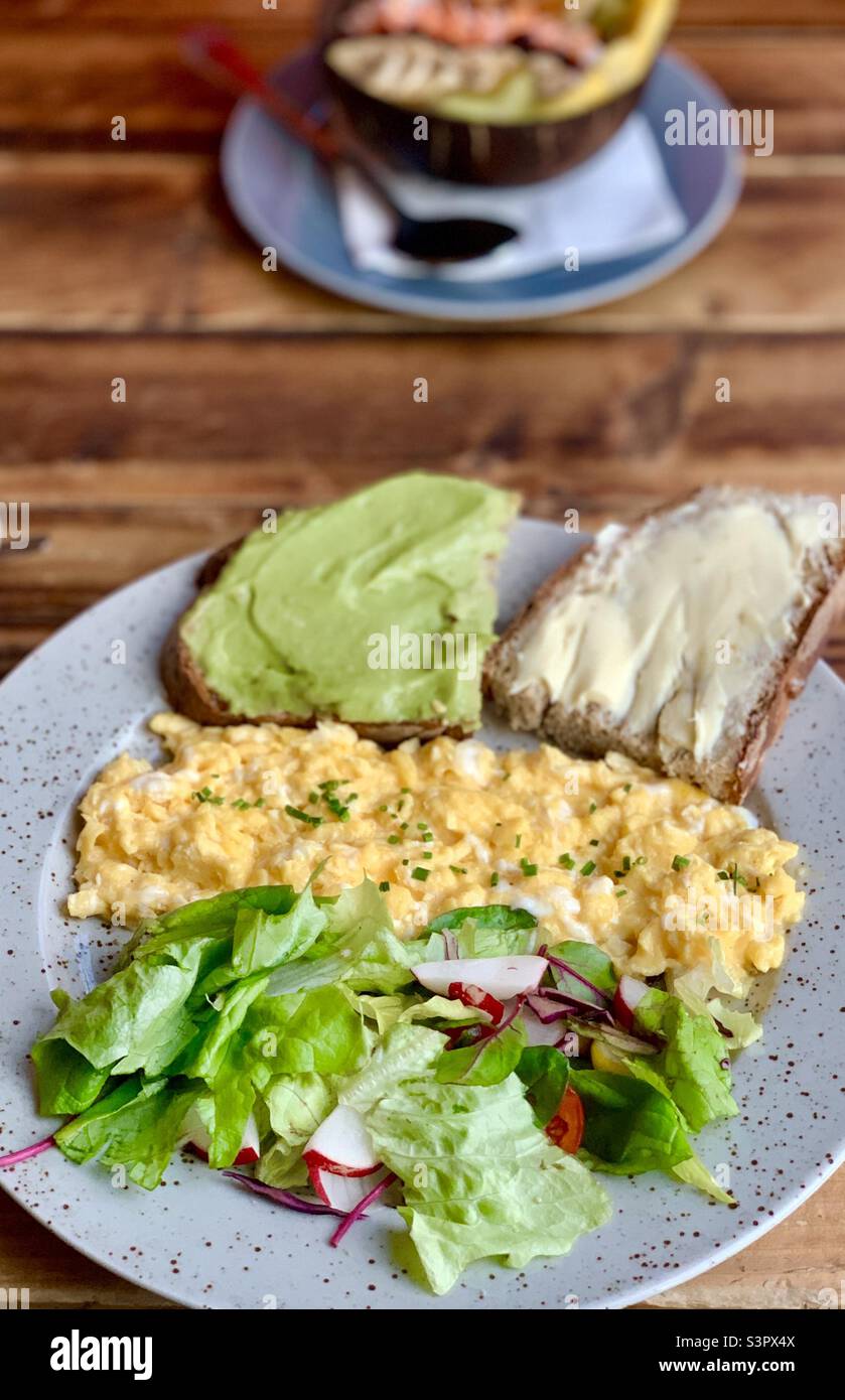 Cibo sano. Pane all'uovo e avotoast. Colazione fitness. Foto Stock