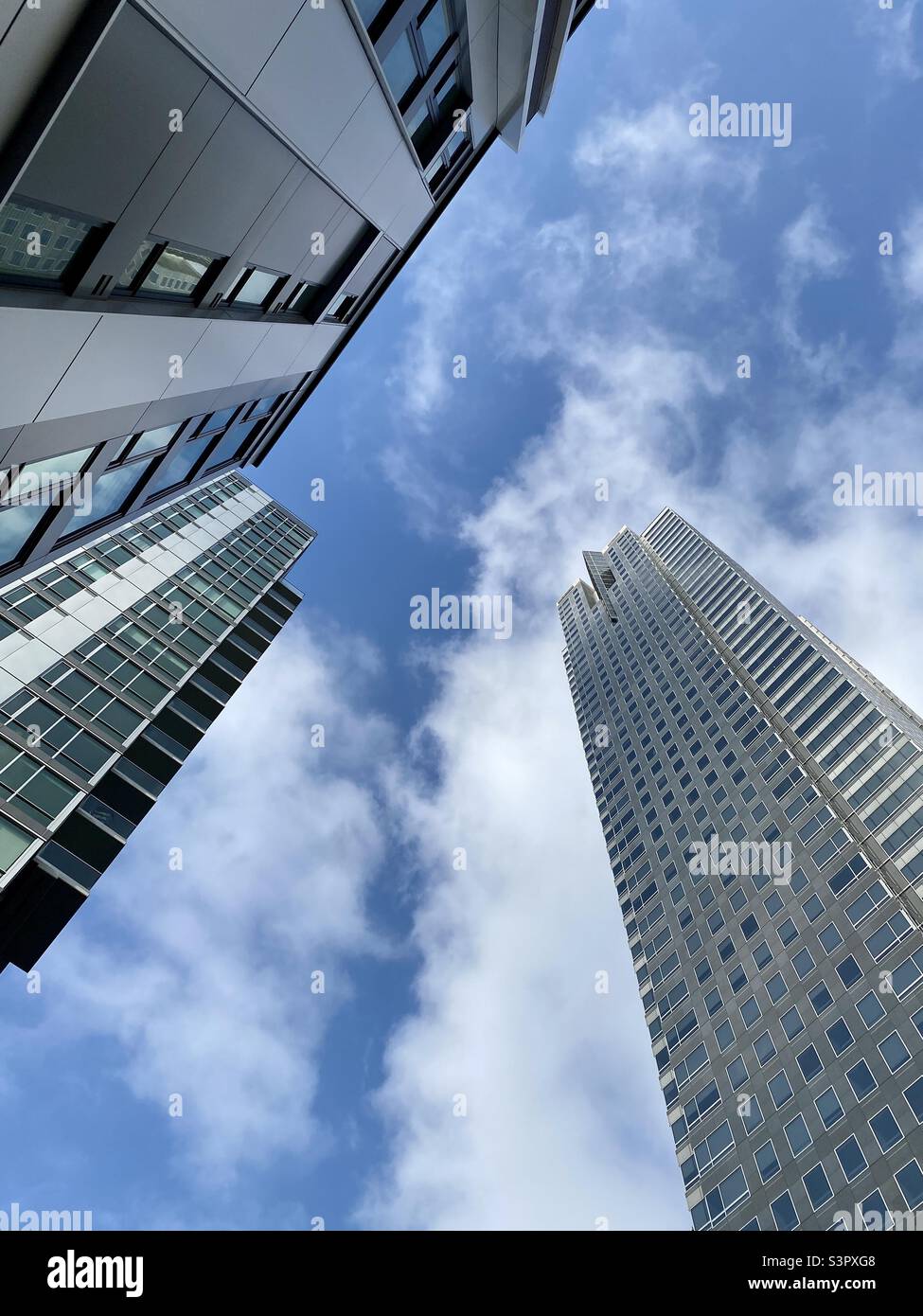 Guardando in alto gli alti edifici di uffici e appartamenti nel centro di Los Angeles, cielo e nuvole sullo sfondo - Immagine stock catturata con smartphone