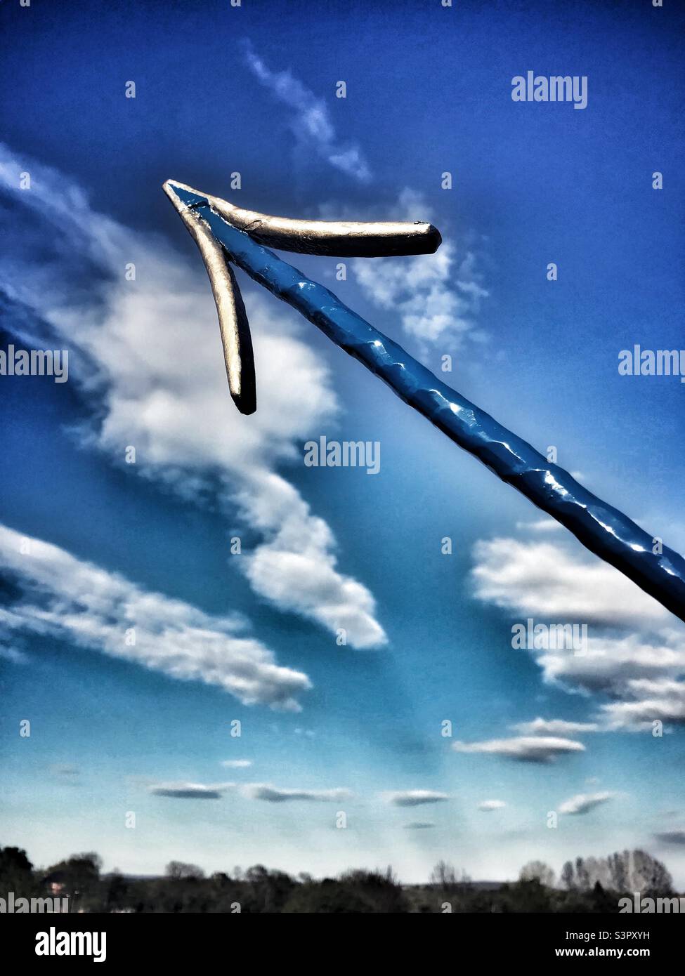 Una freccia rivolta verso l'alto verso il cielo Foto Stock
