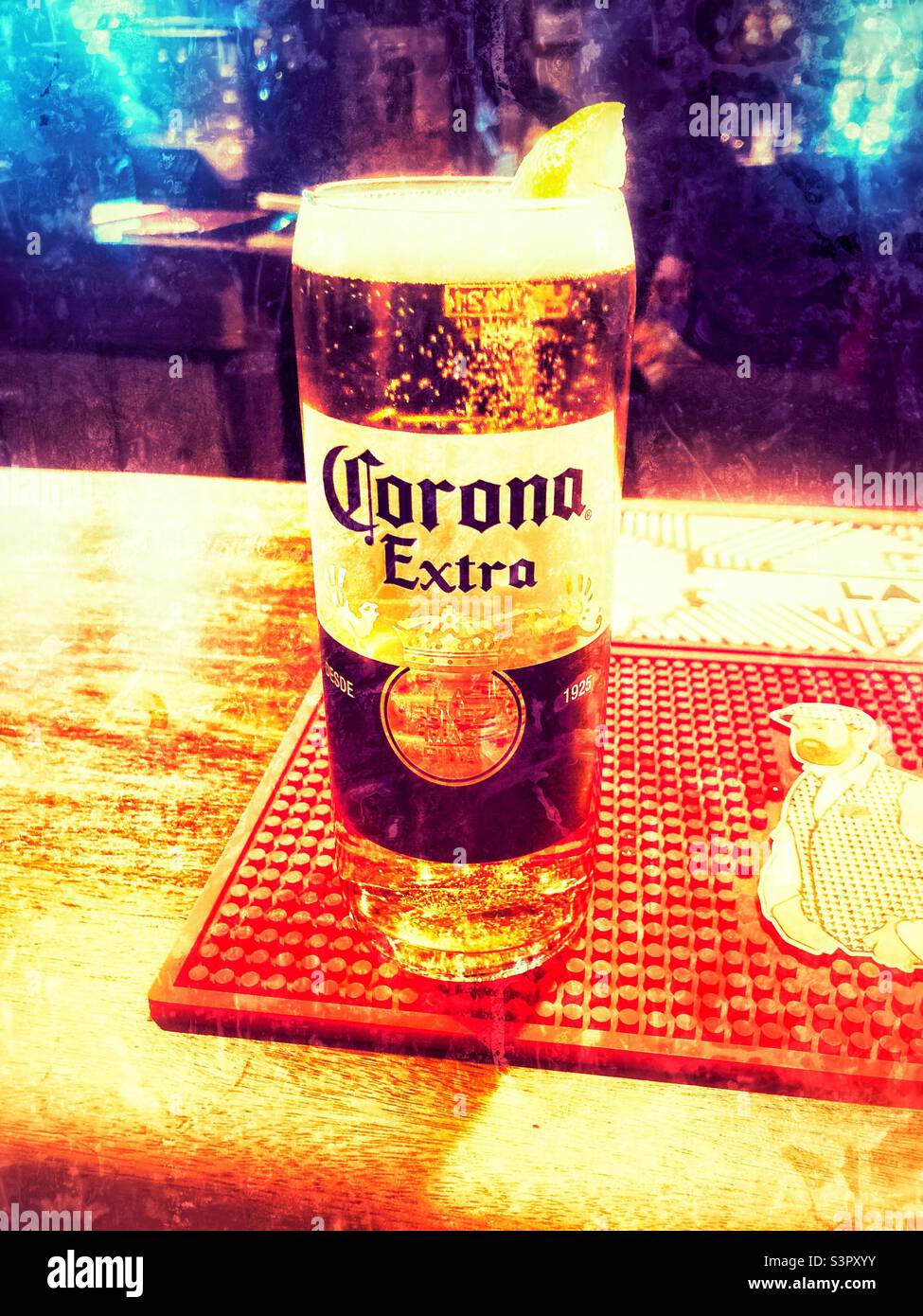 Corona extra pinta birra su un bar, grunge filtro applicato Foto Stock