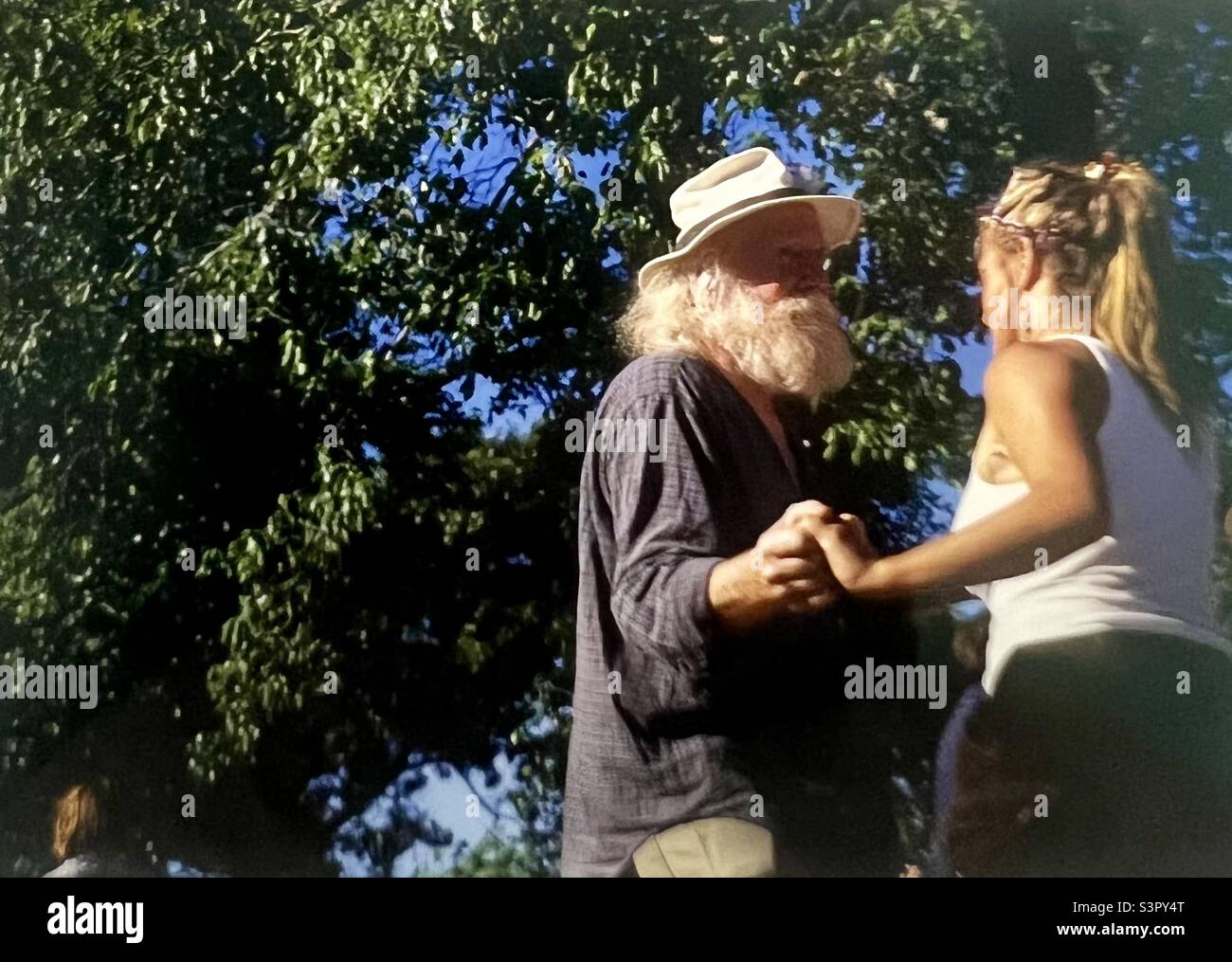 Uomo anziano e giovane donna che ballano all'aperto al concerto zydeco - Immagine stock catturata con smartphone