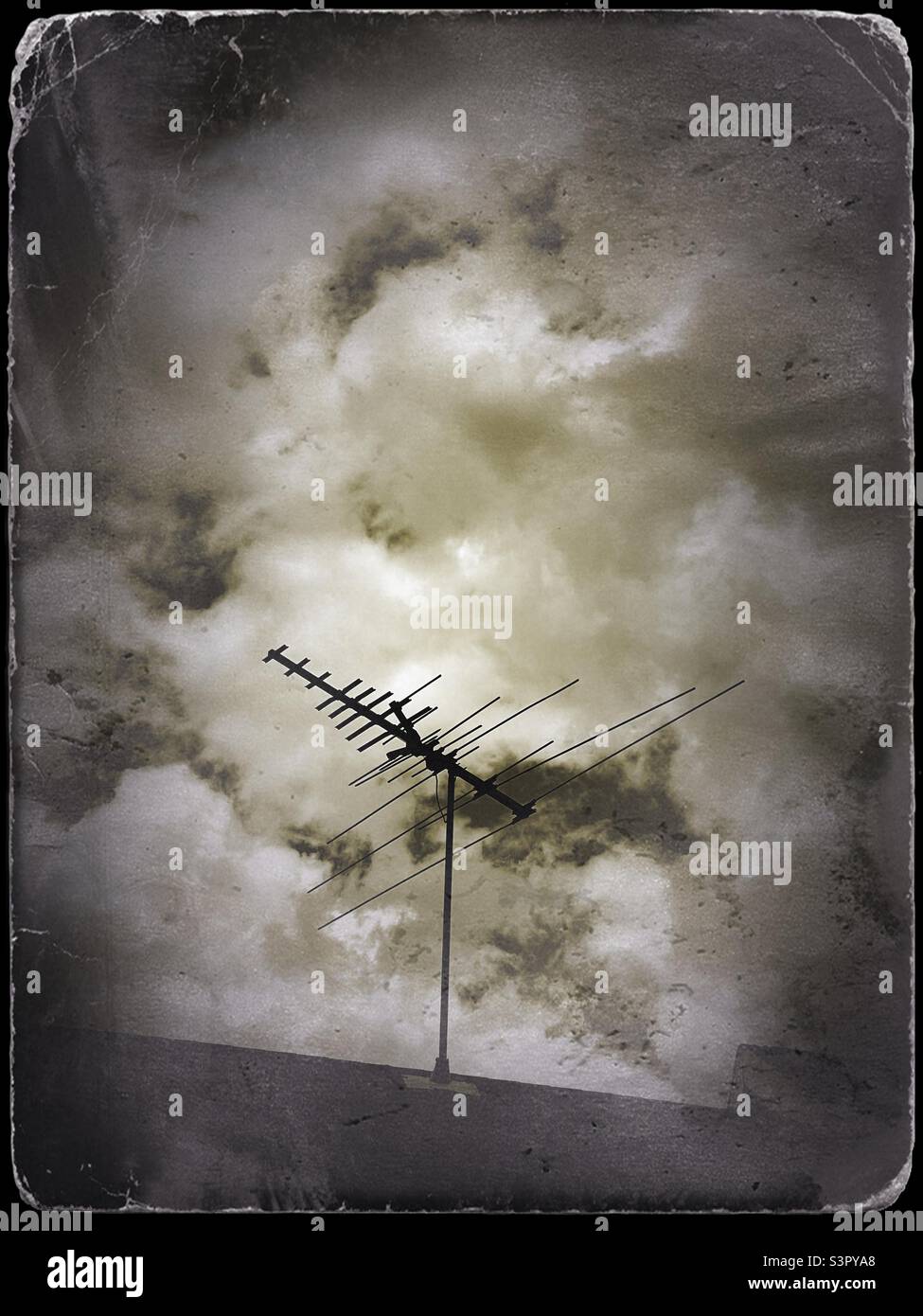 Un'antenna TV analogica sul tetto di una casa in Utah, USA nel 2020. Tutto ora è digitale, la tecnologia è obsoleta, quindi l'immagine è stata data un aspetto antico e vintage. - Immagine stock catturata con smartphone