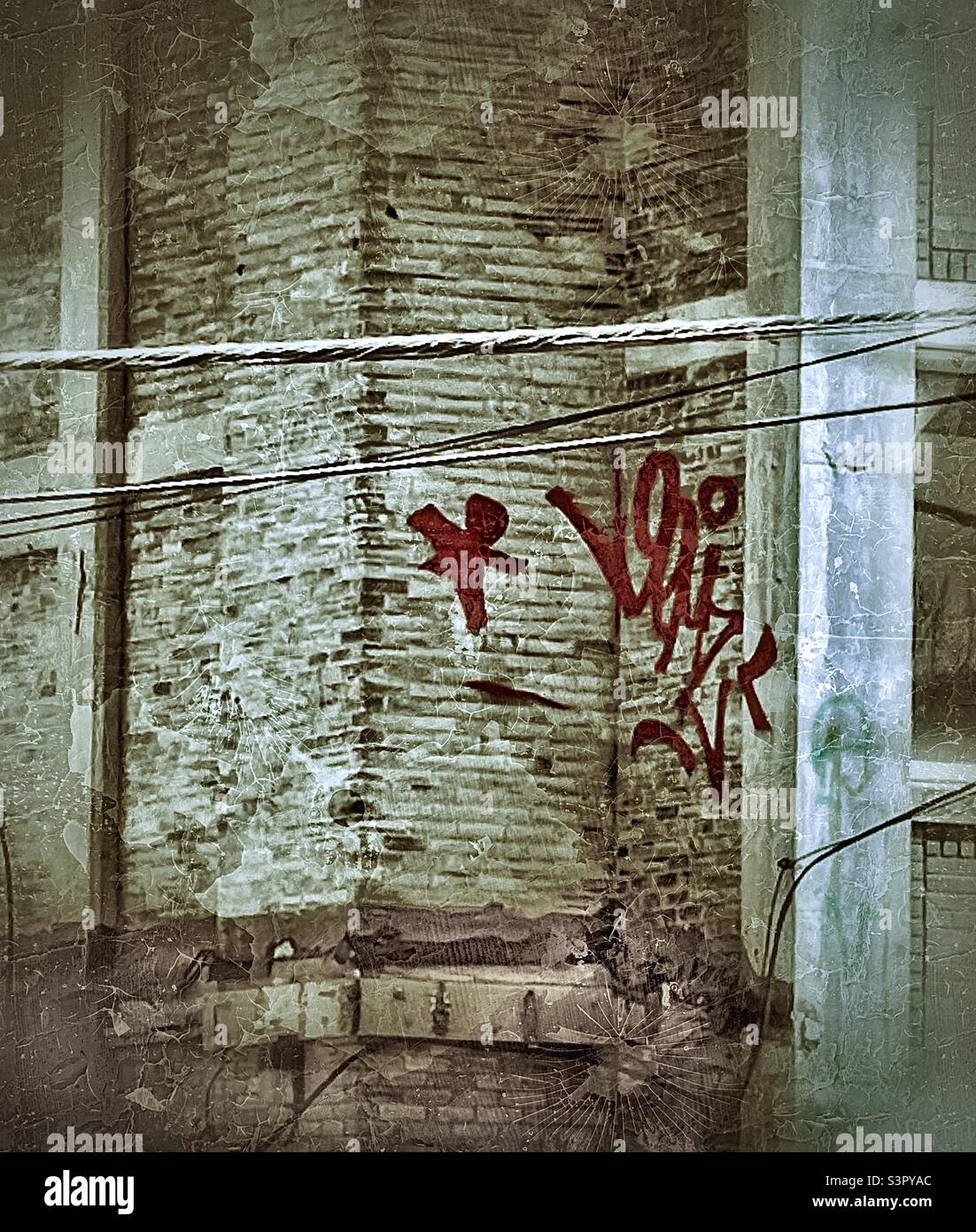 In ogni città si possono trovare quei luoghi che sono meno belli o incontaminati. Qui a Salt Lake City, Utah, USA ho trovato questo graffiti sul lato di un vecchio edificio che era usurato e intemperiato. - Immagine stock catturata con smartphone