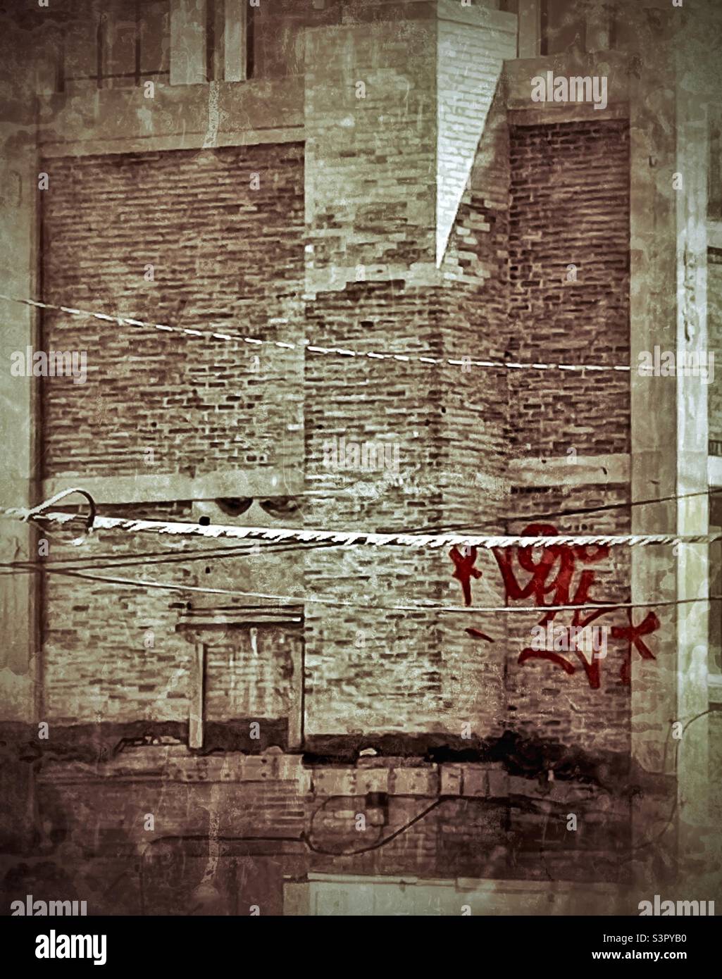 In ogni città si possono trovare quei luoghi che sono meno belli o incontaminati. Qui a Salt Lake City, Utah, USA ho trovato questo graffiti sul lato di un vecchio edificio che era usurato e intemperiato. - Immagine stock catturata con smartphone