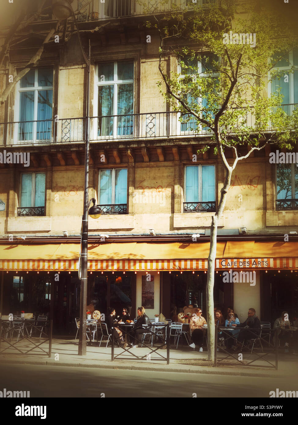 Un tipico caffè francese nel centro di Parigi Foto Stock