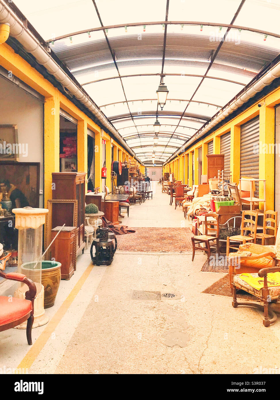 L'interno coperto del mercato Jules Vallès Flea a Saint-Ouen, Parigi Foto Stock