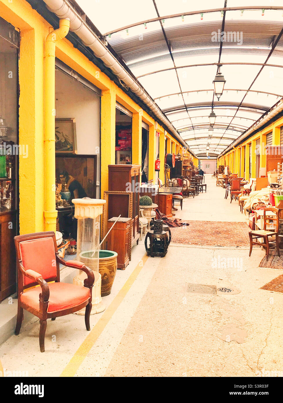 Il mercato coperto Jules Vallès Flea a Saint-Ouen, Parigi Foto Stock