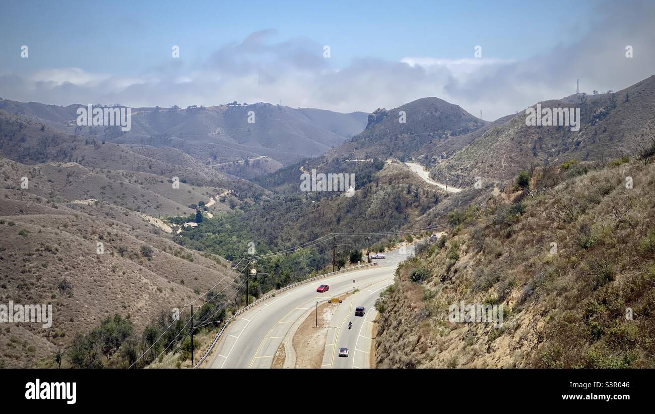Vista della County Sign Route N9, autostrada che si snoda attraverso le montagne di Santa Monica, vista da parte del Backbone Trail nell'area ricreativa nazionale Foto Stock