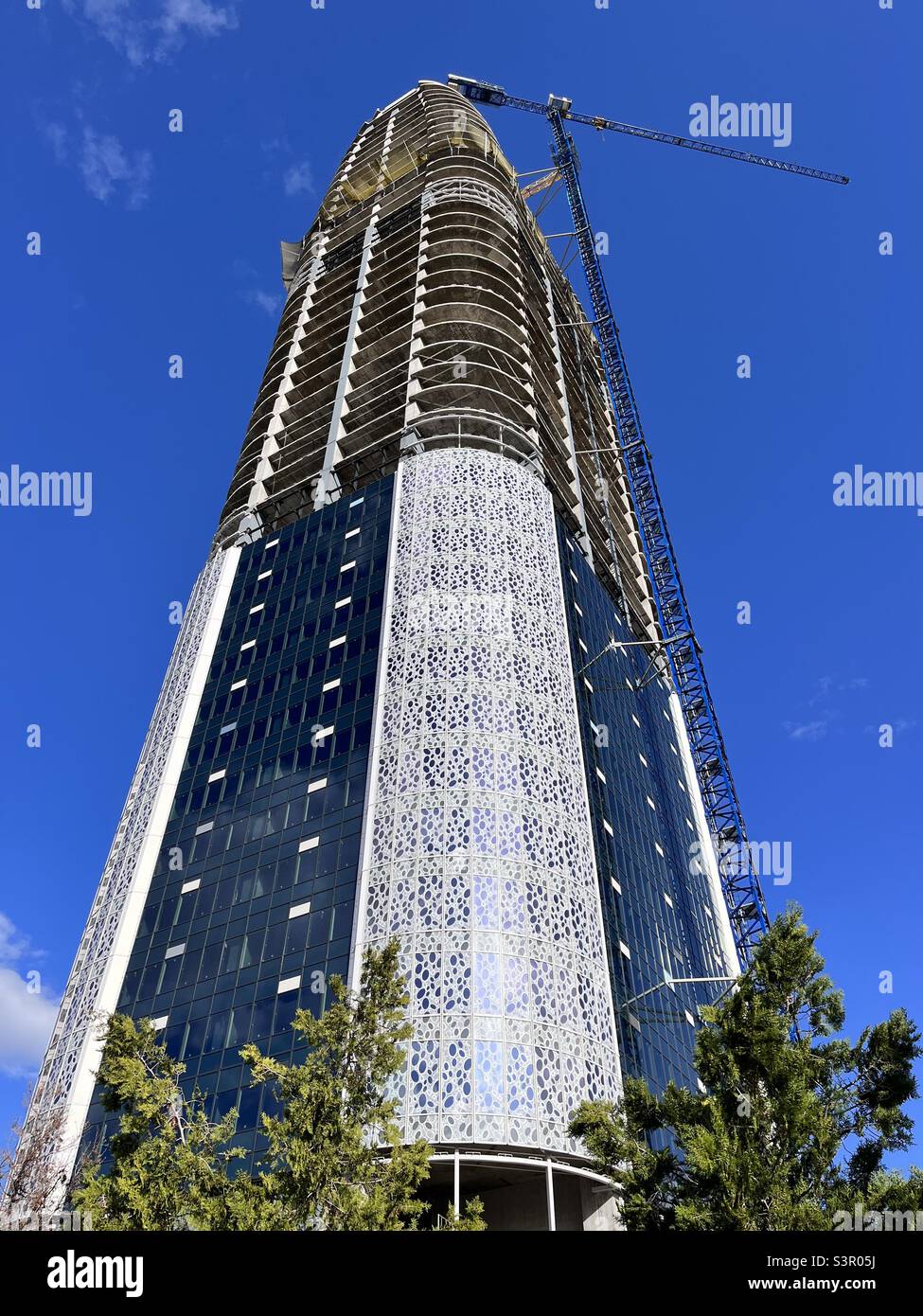Vista ad angolo basso di Sky Fort nuovo edificio per uffici in costruzione a Sofia Bulgaria, Balcani, Europa, UE a partire dal 2022 Foto Stock