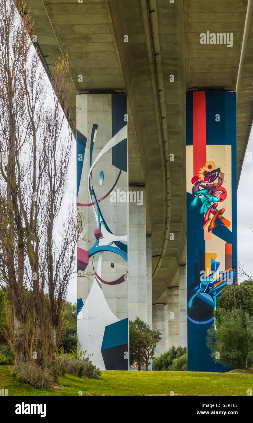 2 murales giganti adornano i supporti sotto Ponte Vasco da Gama, Lisboa, Portogallo Foto Stock