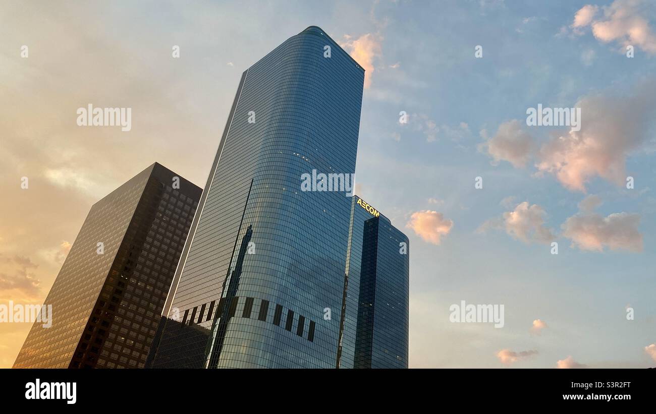 LOS ANGELES, CA, GIUGNO 2021: Grattacieli del distretto finanziario in centro, incorniciati contro un cielo con le nuvole rosa del tramonto - Immagine stock catturata con smartphone