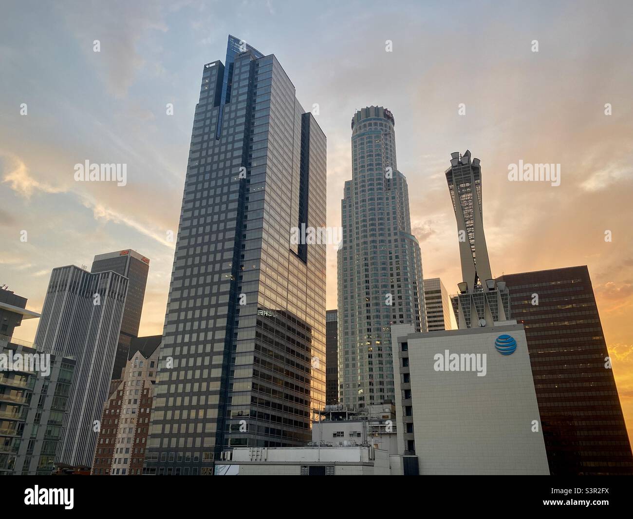 LOS ANGELES, CA, GIUGNO 2021: Diversi grattacieli e edifici alti nel centro città con il cielo al tramonto dietro di loro - Immagine stock catturata con smartphone
