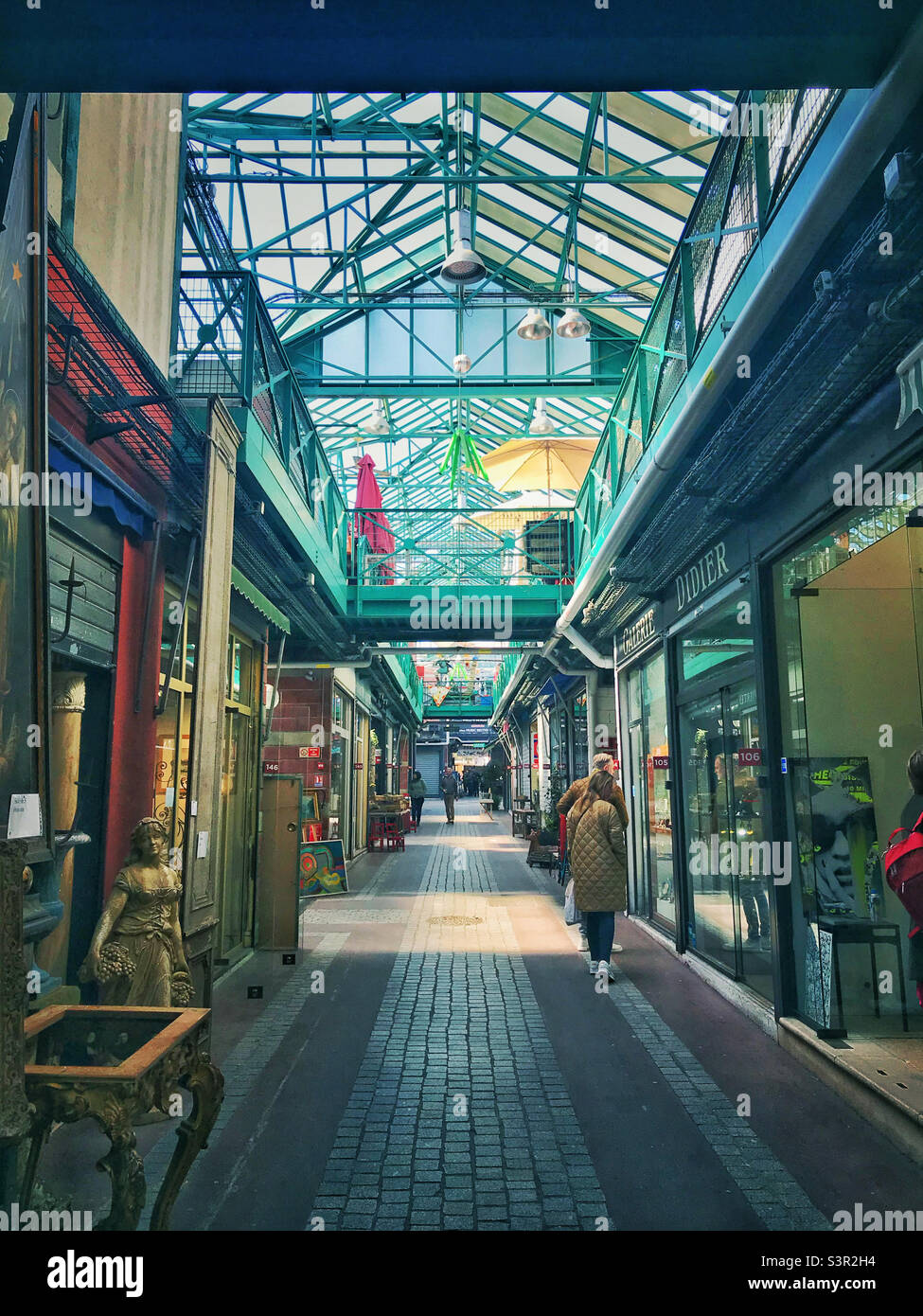 L'interno del mercato delle pulci Dauphine / Antique a Saint-Ouen, Parigi, Francia Foto Stock