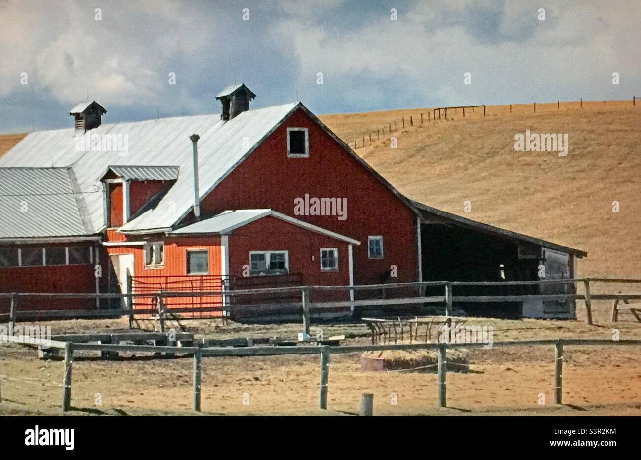 Fienile rosso, tetto di anca, magro a, capannone, ranch, fattoria, agricoltura, pedemontana, palo recinzione, ventilatori, scandole, Foto Stock