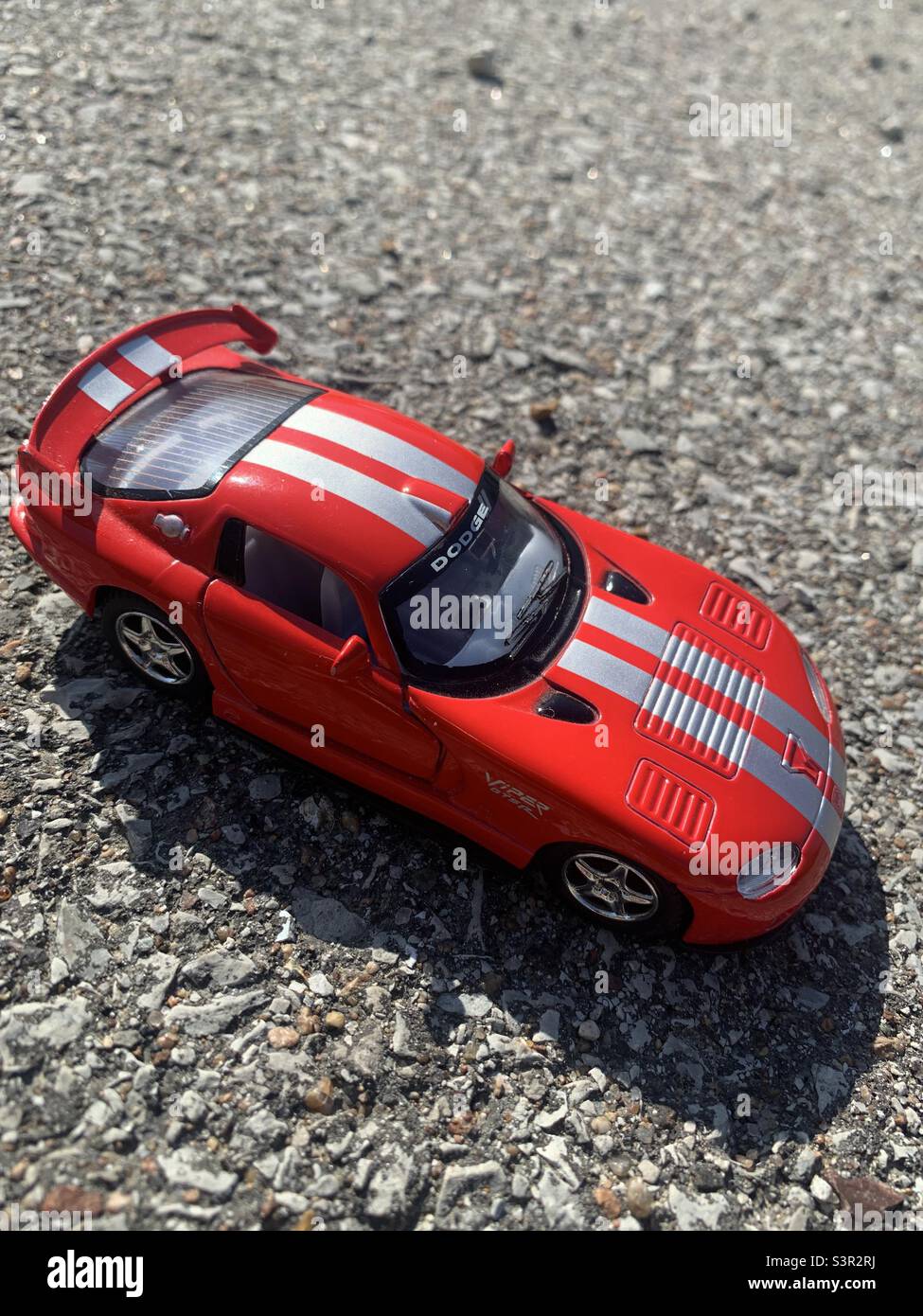 Red Toy Car in strada - Immagine stock catturata con smartphone