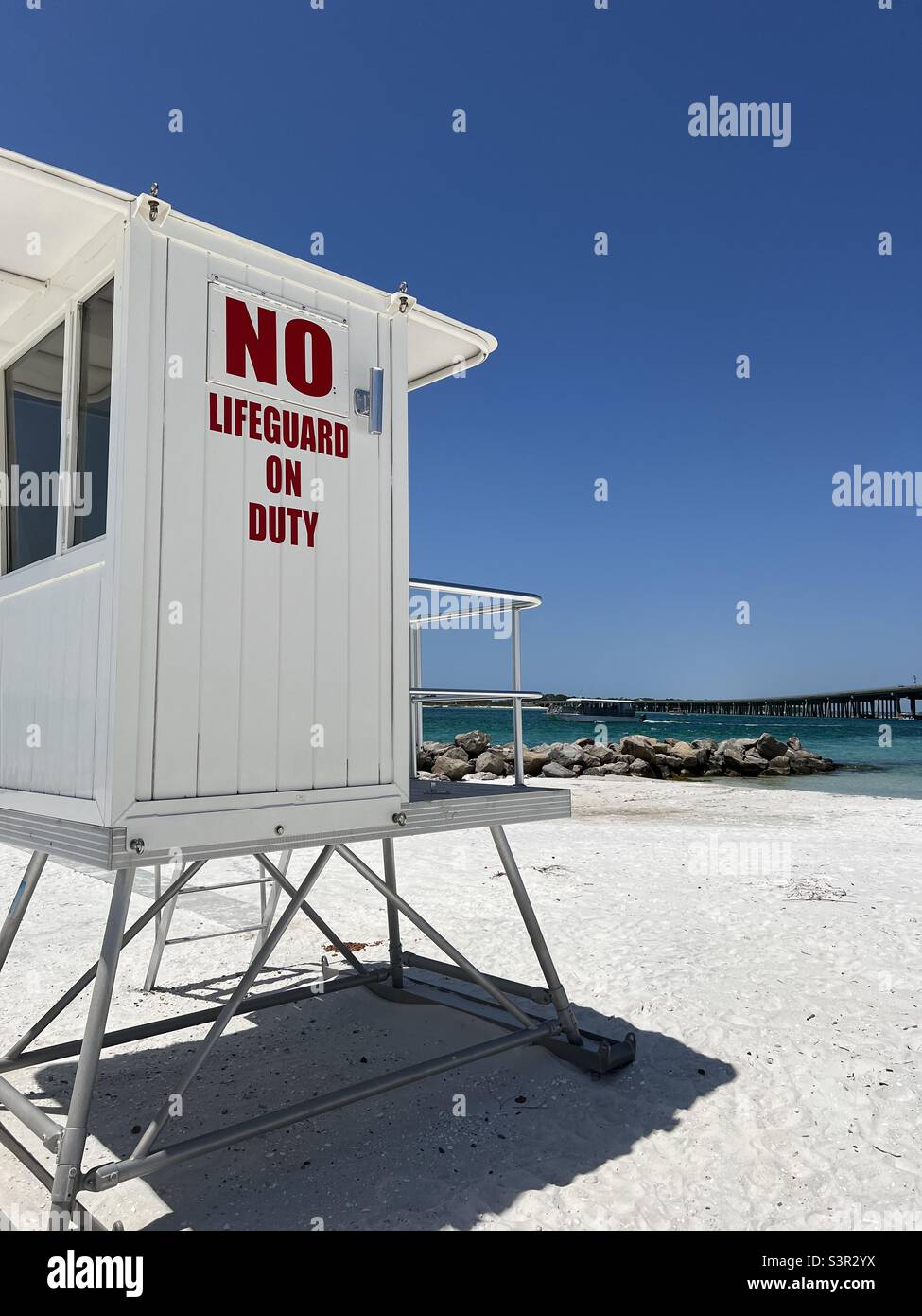 Un bagnino vuoto si trova sulla spiaggia Foto Stock