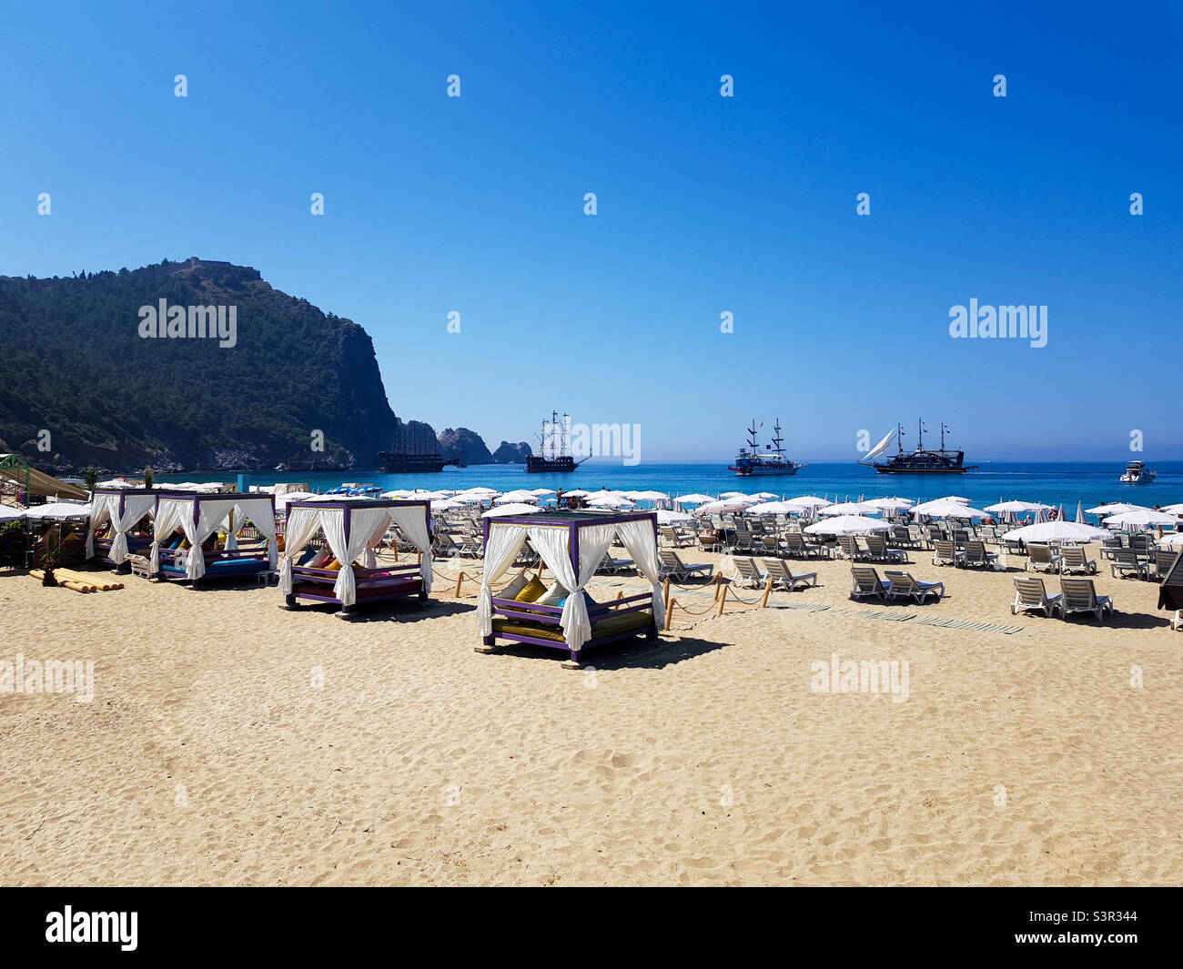 Bella spiaggia di Cleopatra con uno sfondo di navi in Alanya, Turchia Foto Stock