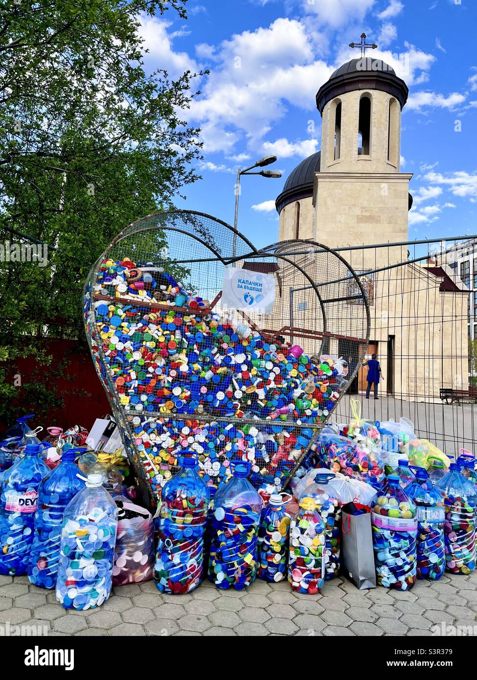 Tappi di plastica punto di raccolta per il riciclaggio fuori da una chiesa a Sofia Bulgaria, Europa orientale, Balcani, UE Foto Stock