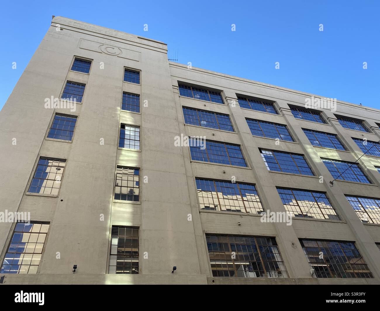 LOS ANGELES, CA, GIUGNO 2021: Unità industriali convertite nel quartiere delle arti e dello shopping di Row, nel quartiere della moda del centro Foto Stock