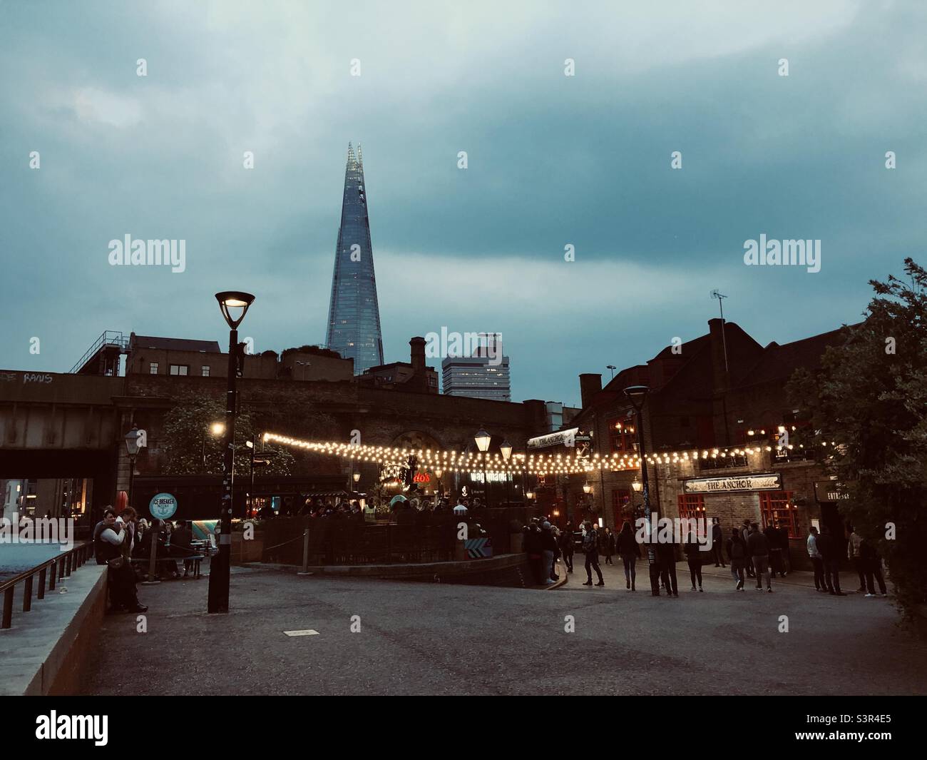 Vista di Londra dalla riva sud del tamigi in prima serata con l'iconico edificio paludoso che appare sullo sfondo. Aprile 2022 - Immagine stock catturata con smartphone