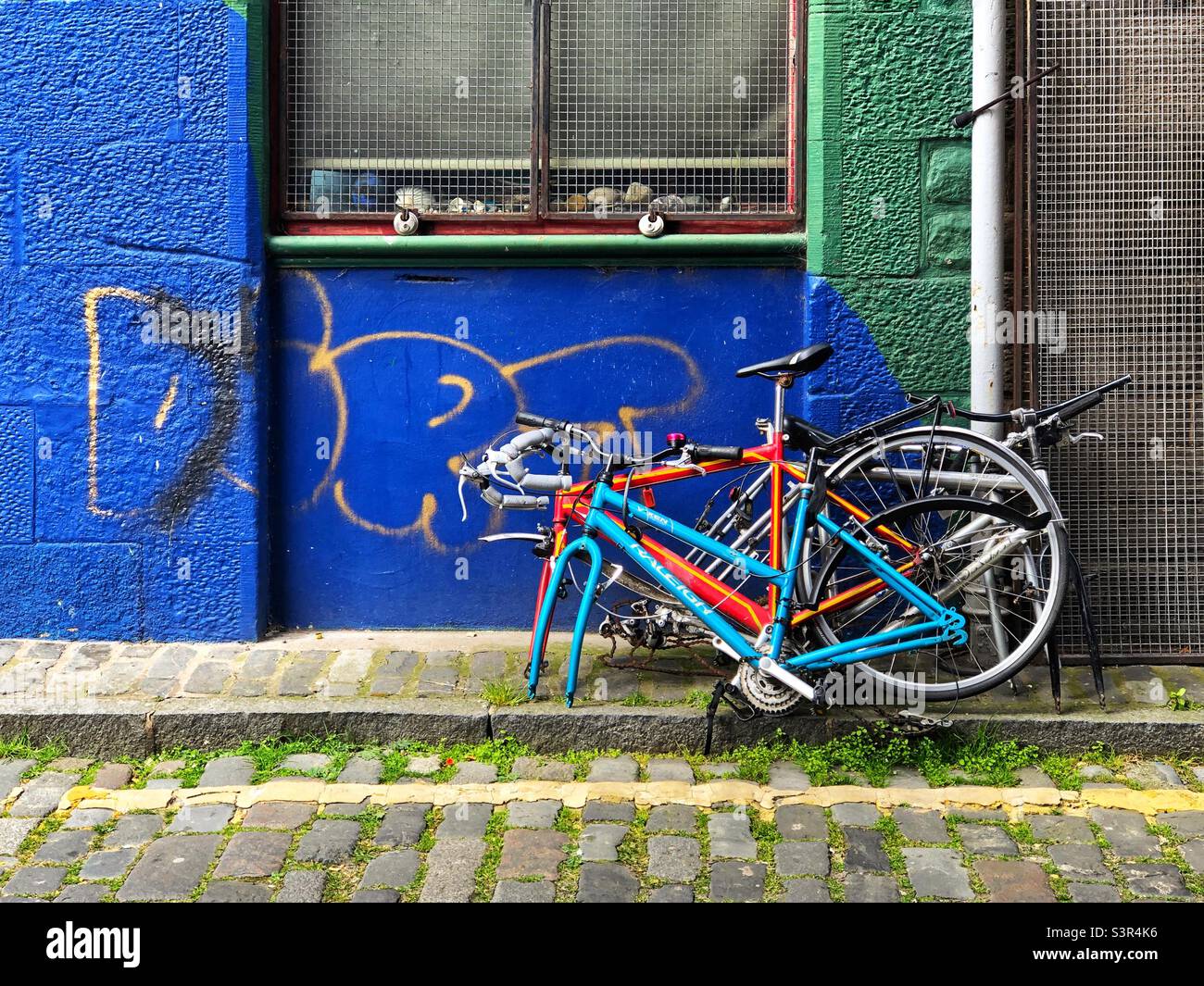 Biciclette incatenate mancanti ruota anteriore Foto Stock