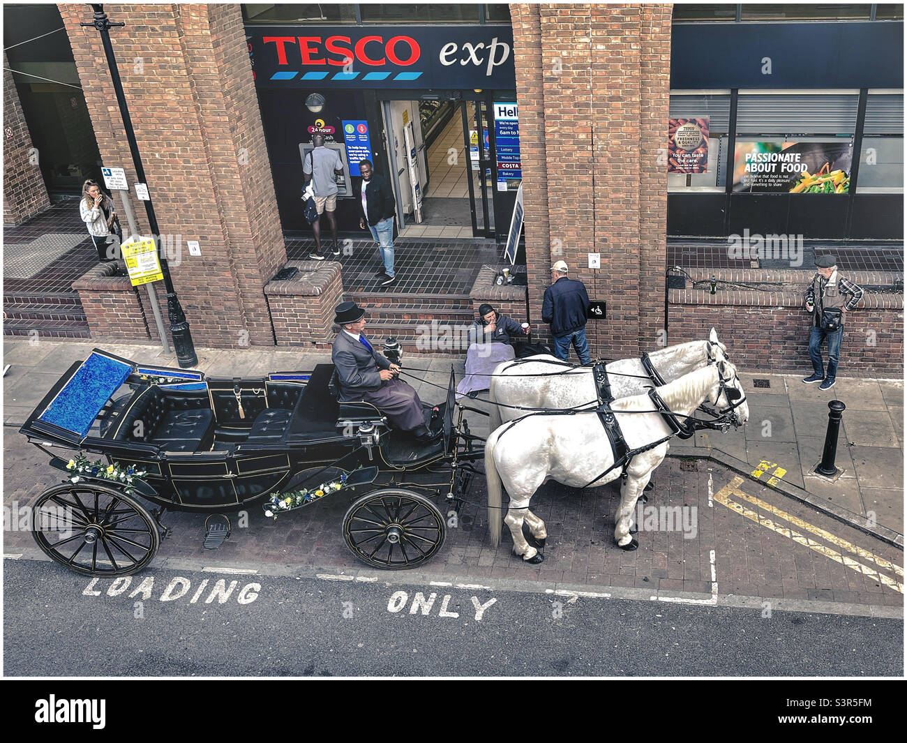 Trasporto per matrimoni all'esterno di Tesco Express vicino al Tower Bridge, Londra Foto Stock
