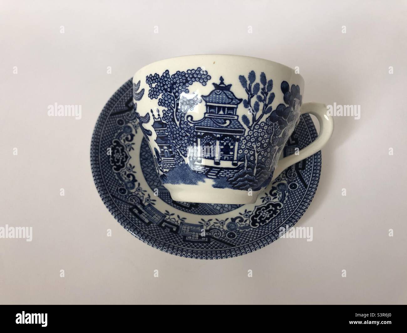 Vecchia tazza di caffè willow disegnata in Cina fabbricata in Inghilterra - Immagine stock catturata con smartphone