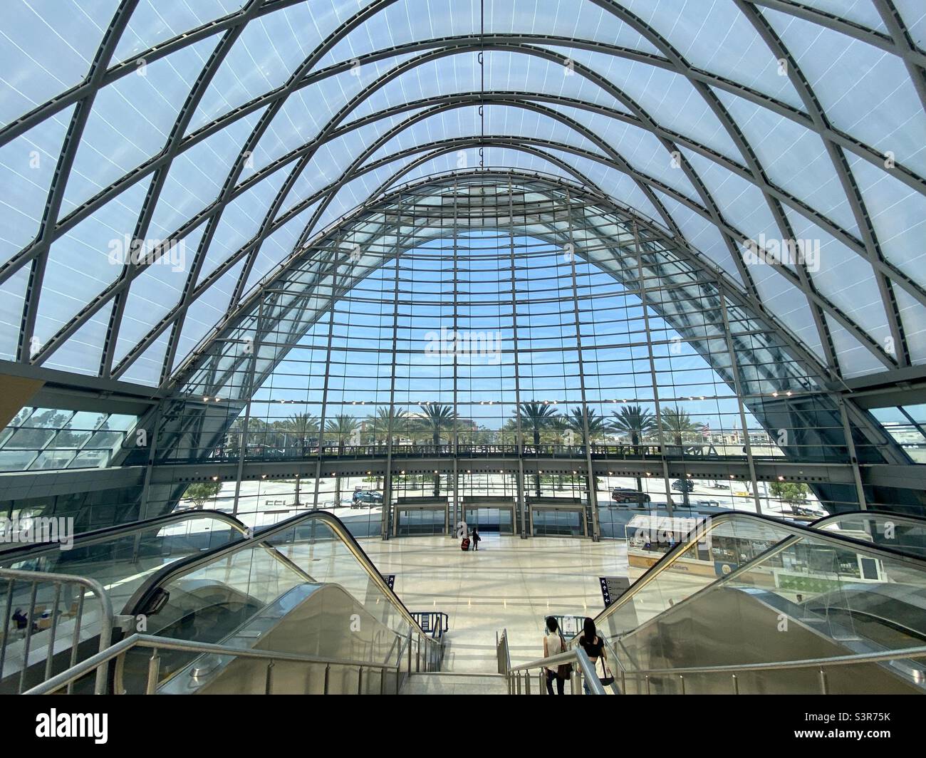 ANAHEIM, CA, LUGLIO 2021: Centro di trasporto regionale interno di Anaheim con collegamenti a autobus, Metrolink e treni Amtrak Foto Stock
