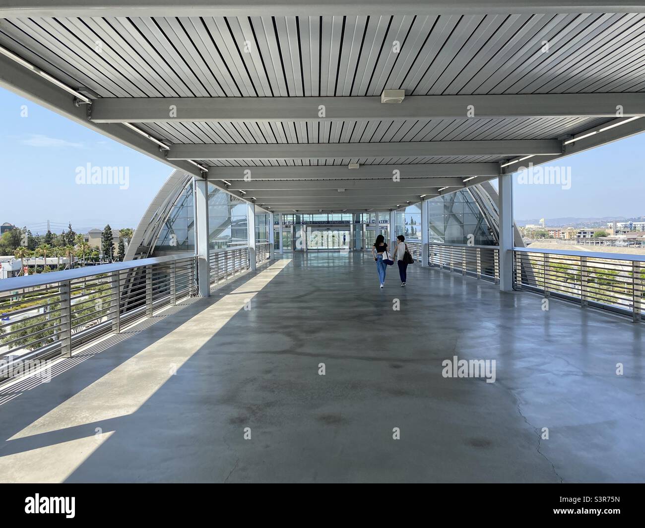 ANAHEIM, CA, LUGLIO 2021: Atrio con i viaggiatori a piedi per gli ascensori presso l'Anaheim Regional Transportation Center, collegamenti per autobus, Metrolink e treni Amtrak Foto Stock