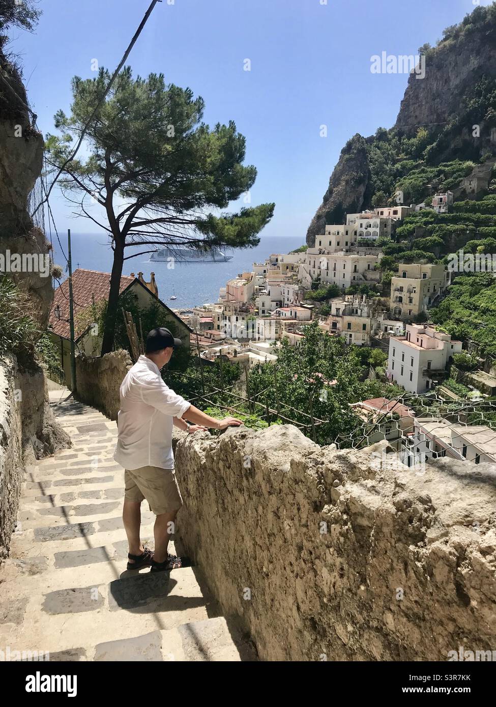 Vista di Atrani Italia dall'alto della città. - Immagine stock catturata con smartphone