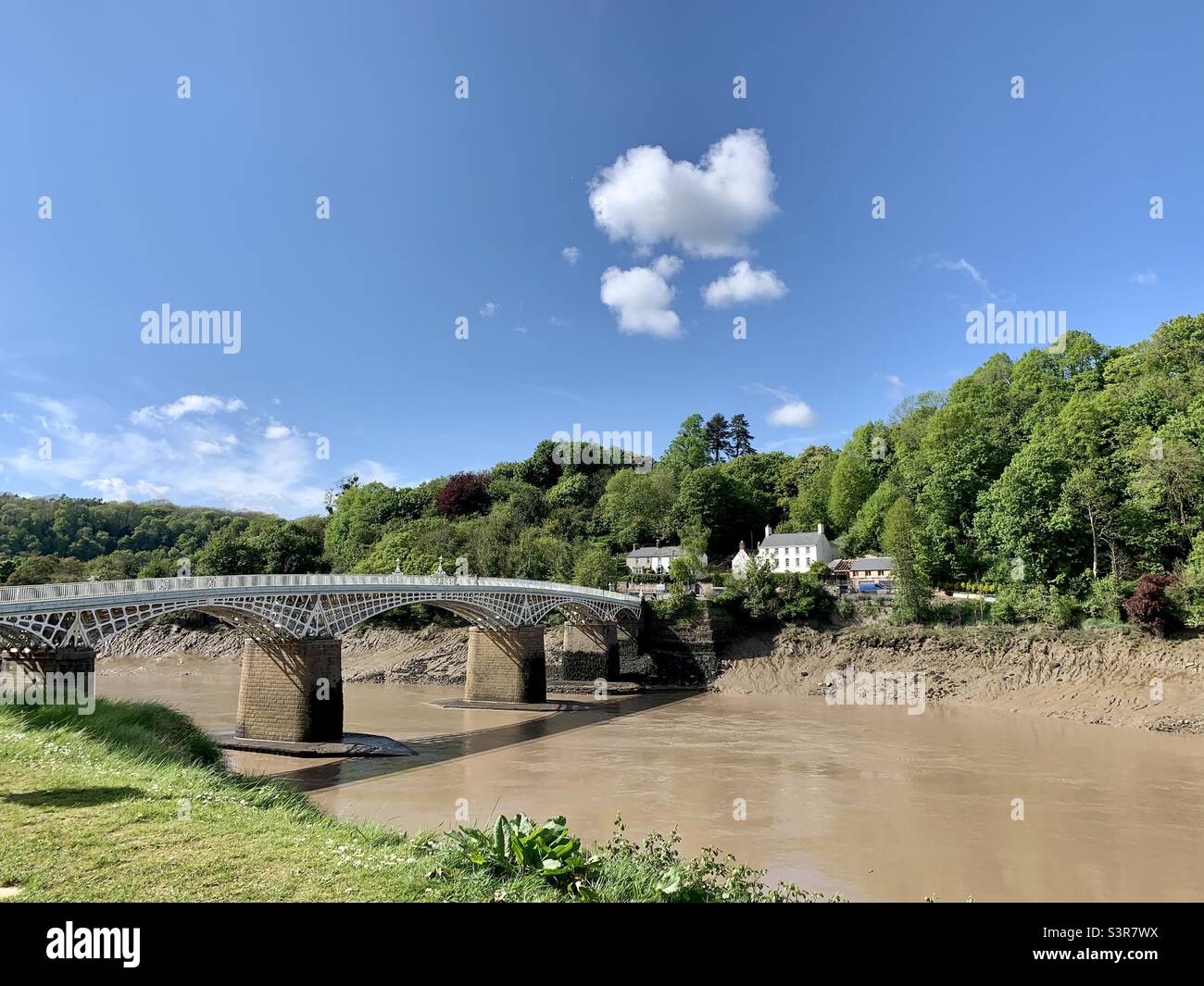 L'Old Wye Bridge, attraversa il fiume Wye al confine con il Galles con l'Inghilterra - Immagine stock catturata con smartphone