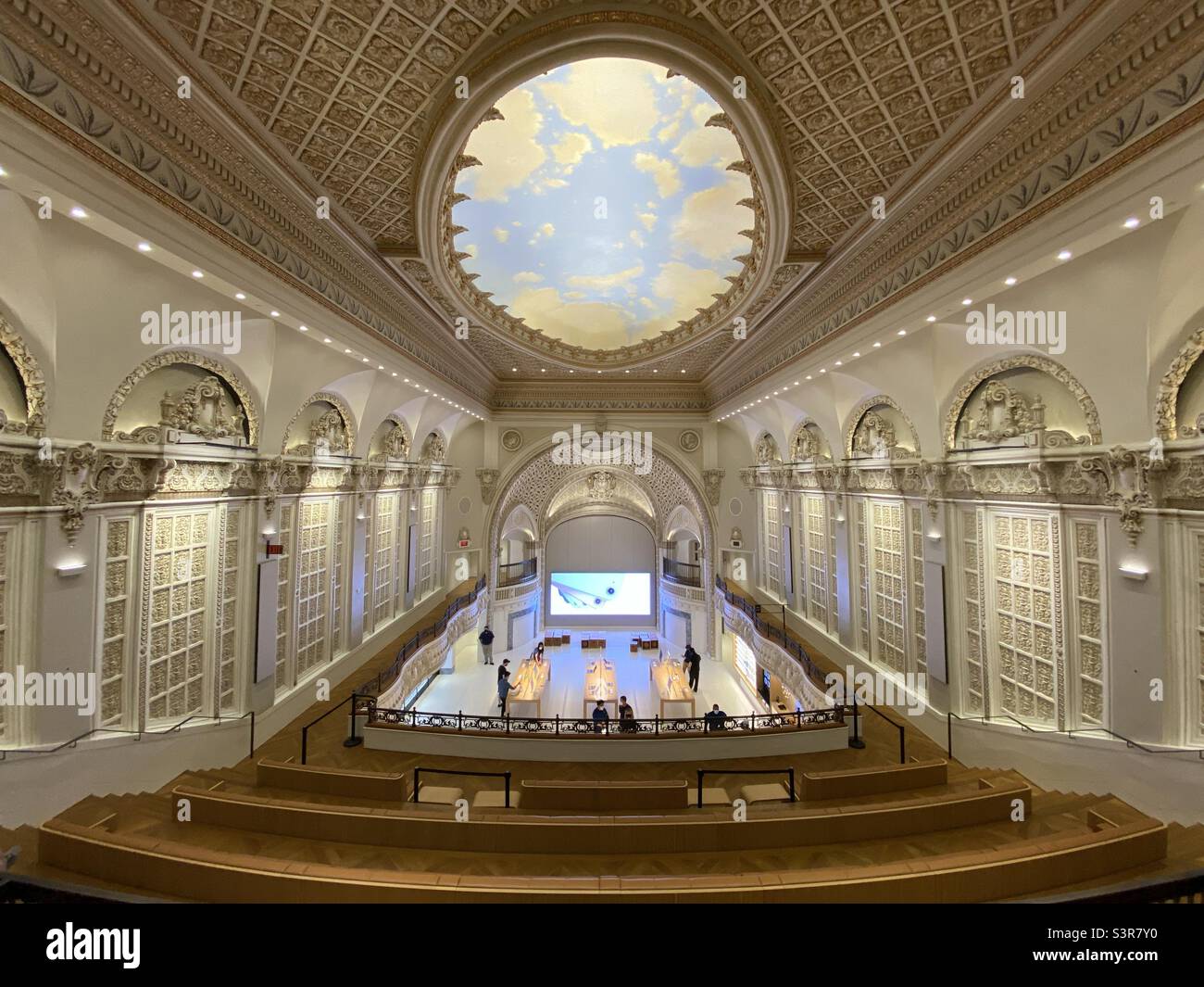 LOS ANGELES, CA, LUG 2021: Negozio Apple Store interno, convertito e restaurato da ex teatro, la Torre, nel centro storico - Immagine stock catturata con smartphone