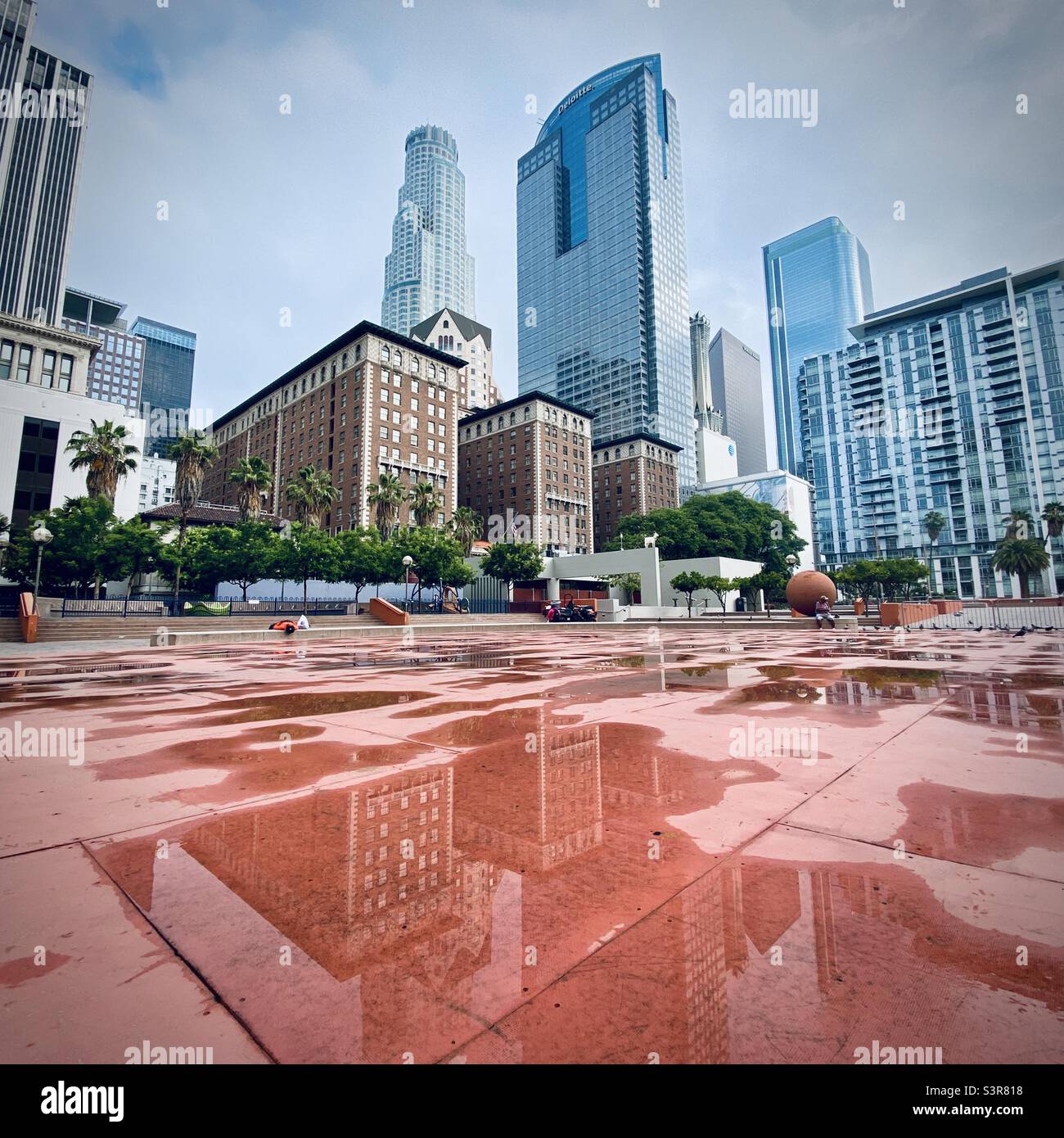 LOS ANGELES, CA, LUG 2021: Vista del Biltmore Hotel e degli edifici circostanti con riflessi, visto da Pershing Square, Downtown, dopo la pioggia. Ritaglio quadrato Foto Stock