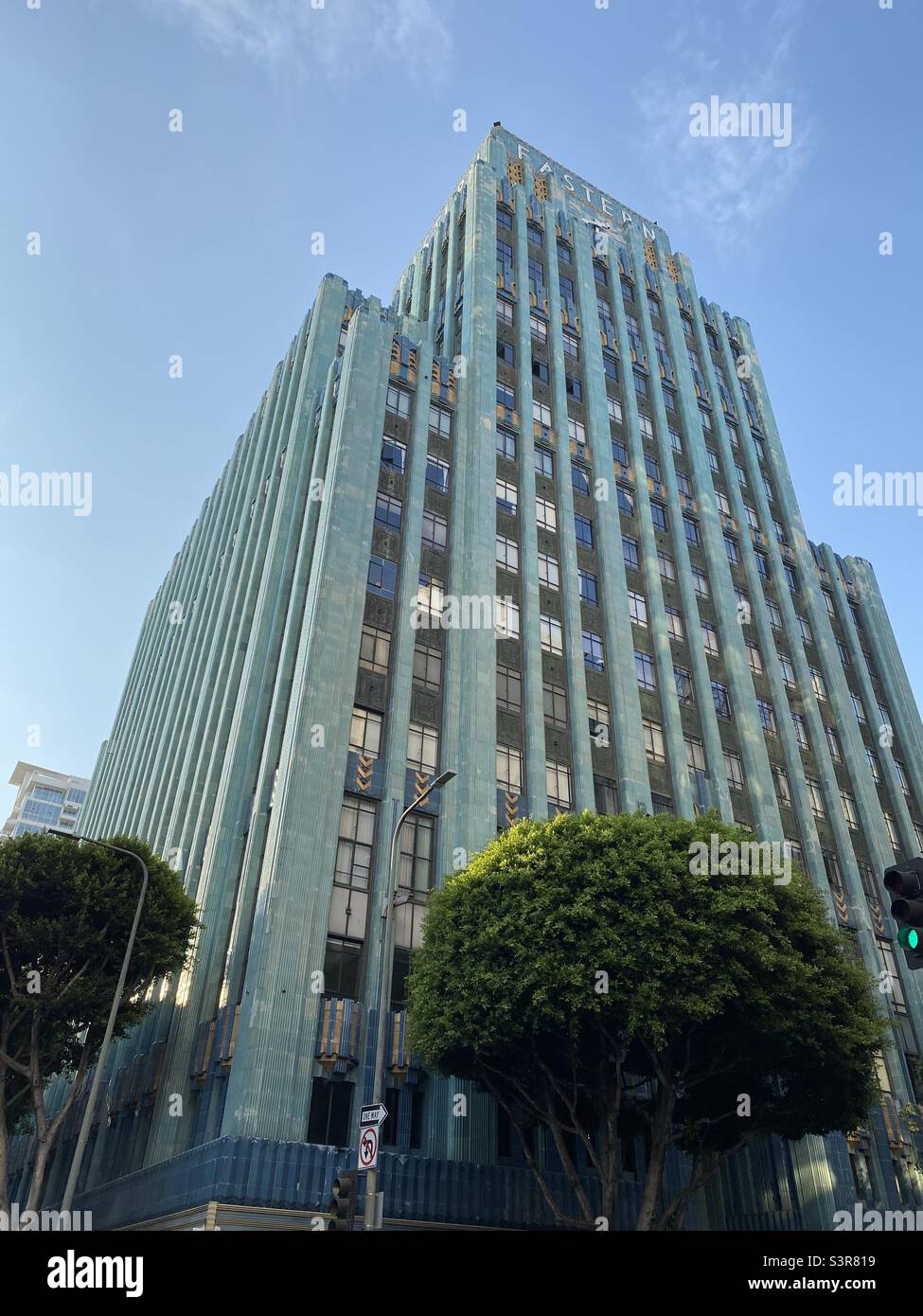 LOS ANGELES, CA, LUG 2021: Caratteristico, esterno verde smeraldo Eastern Columbia Building, convertito in loft nel centro storico - Immagine stock catturata con smartphone