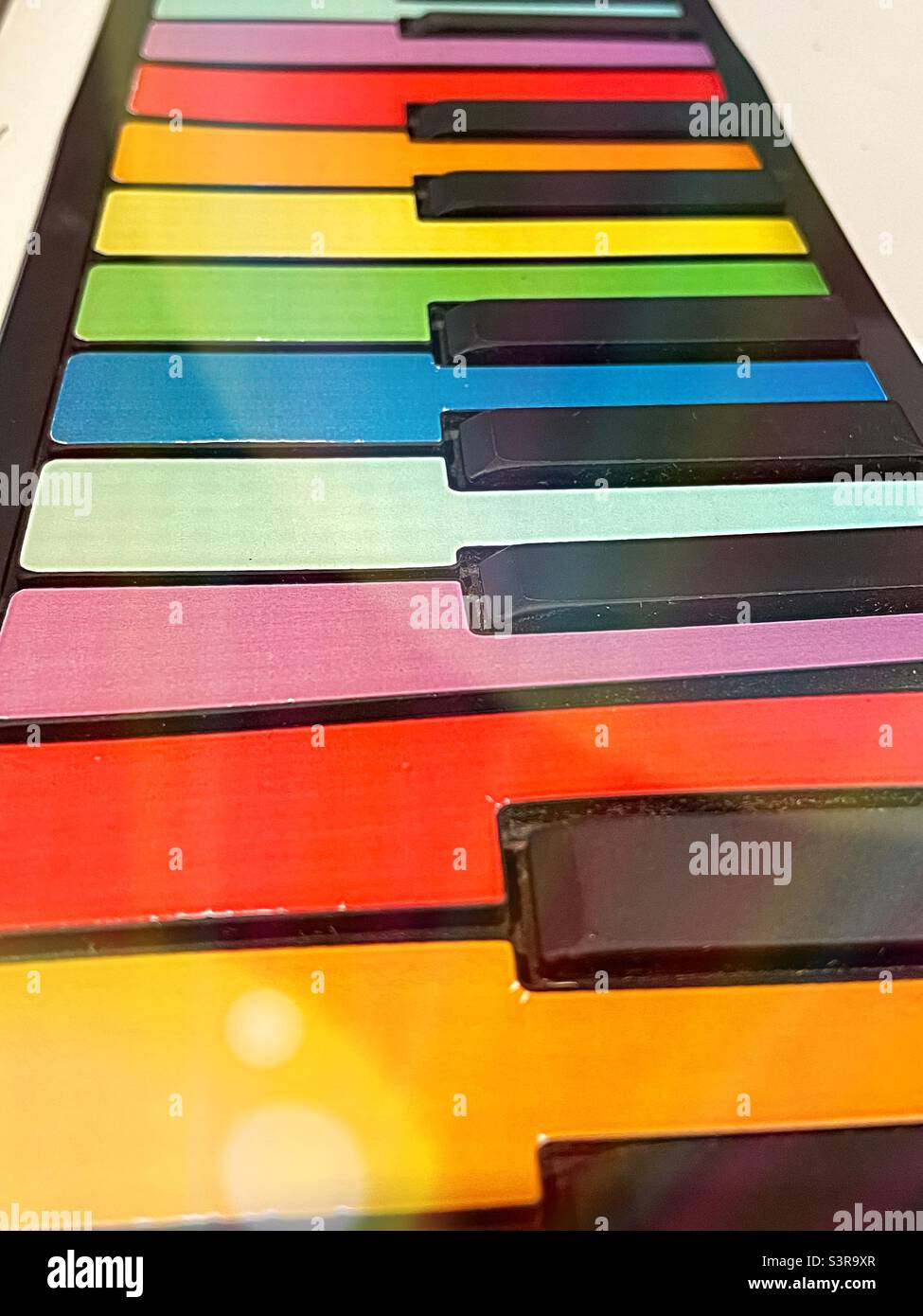 Primo piano di una colorata tastiera a piano roll up, 2022, Stati Uniti - Immagine stock catturata con smartphone