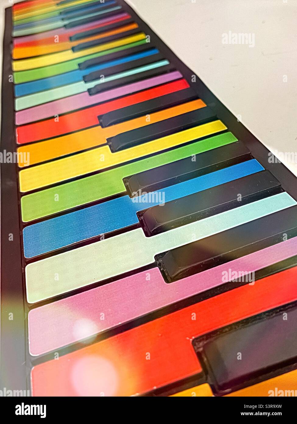 Primo piano di una tastiera a piano arrotolata, 2022, USA - Immagine stock catturata con smartphone