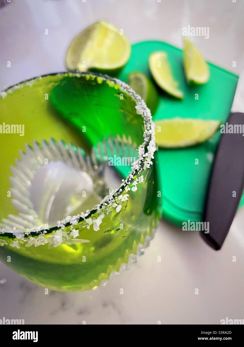 Stazione di preparazione in una cucina residenziale per un bicchiere salato per una margarita, 2022, USA Foto Stock